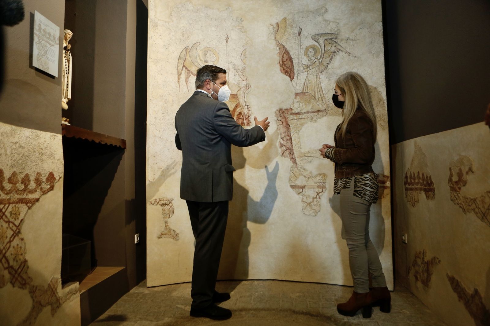 La consejera y el viceconsejero de Cultura durante si visita a la Colección Arqueológica Municipal