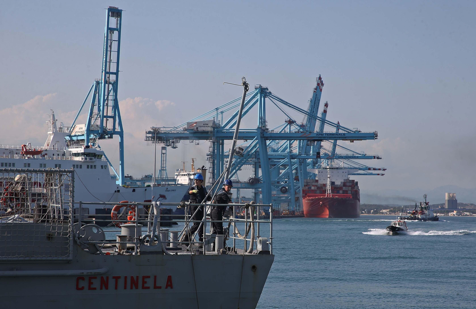 La llegada del patrullero de la Armada 'Centinela' al puerto de Algeciras, en imágenes