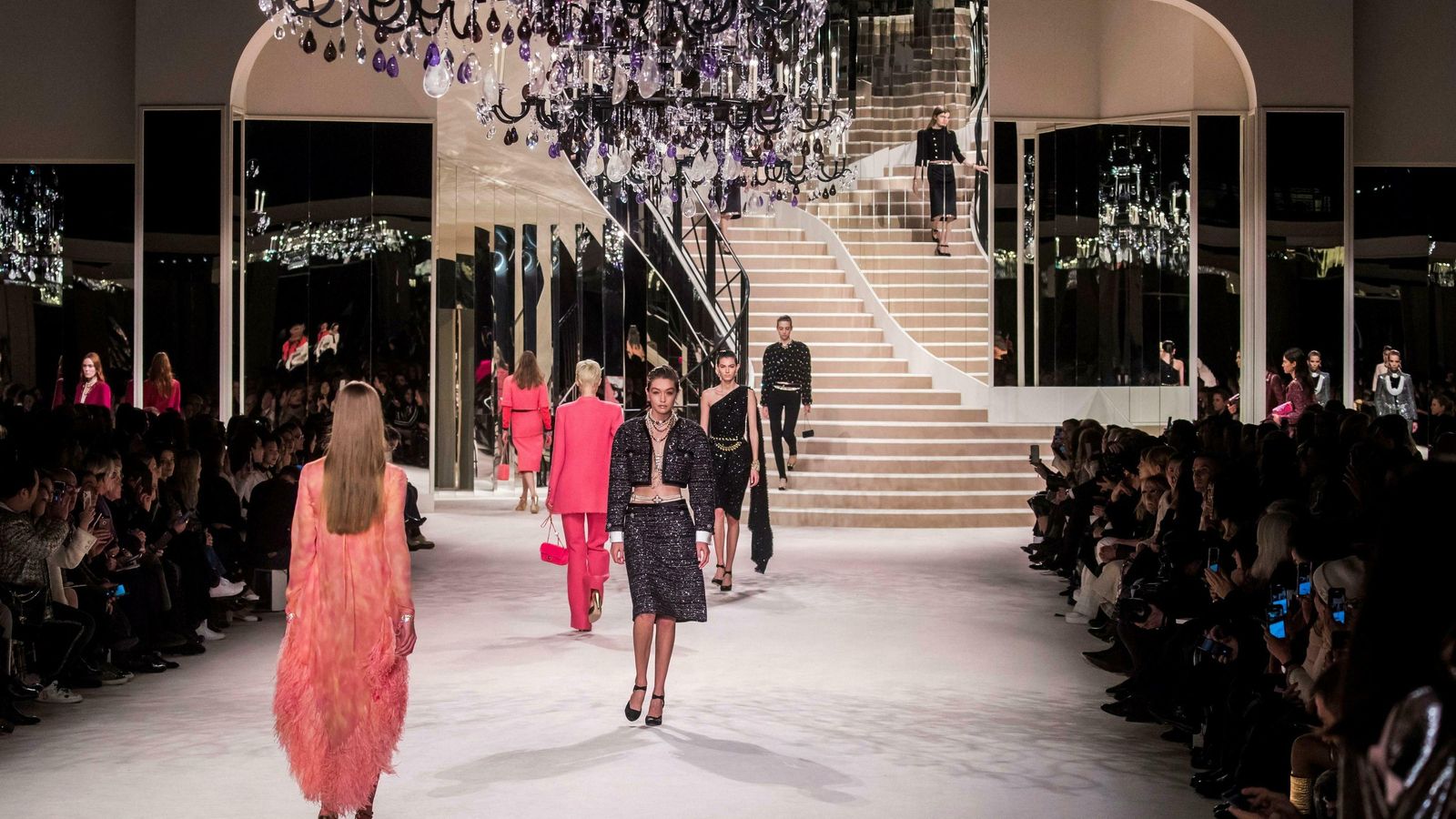 Desfile en el Grad Palais, en el que se recreó el apartamento de Coco Chanel.