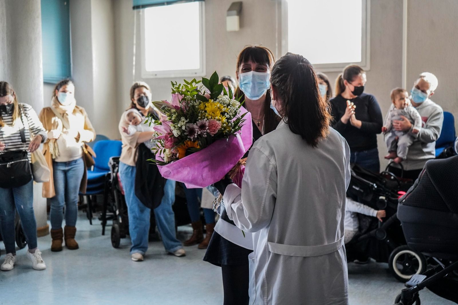 El centro de salud de La Chana reúne a mujeres para agradecer el trabajo infinito de una enfermera