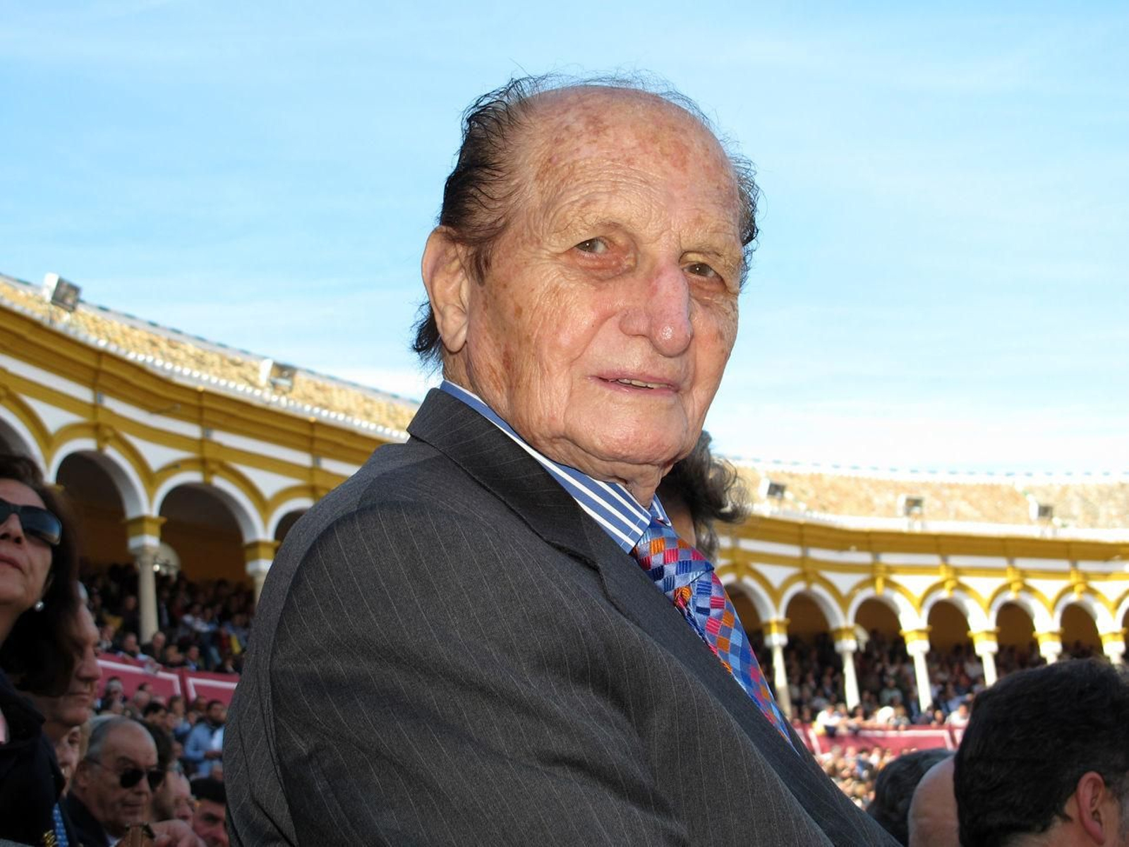 Ángel Peralta en su localidad de la Plaza de la Maestranza.