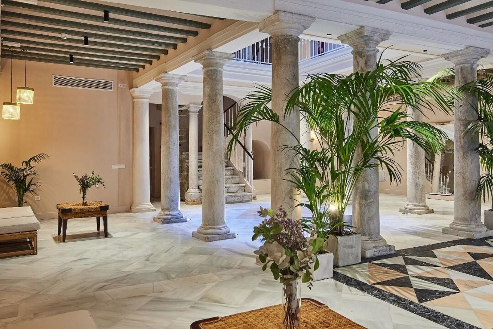 Patio de entrada con las columnas de mármol de Carrara de 1700.