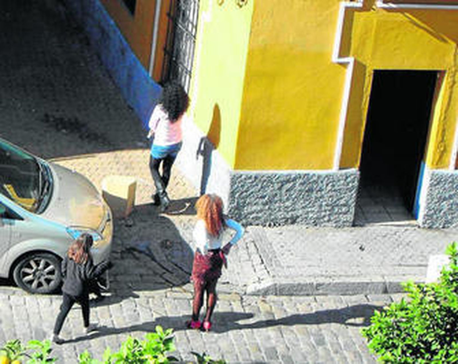 La prostitución se ejerce en un lugar donde continuamente pasan menores.