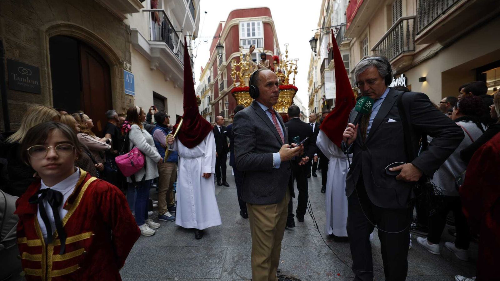 Fernando Pérez, con el micrófono de Canal Sur Radio en la salida de Ecce Homo.