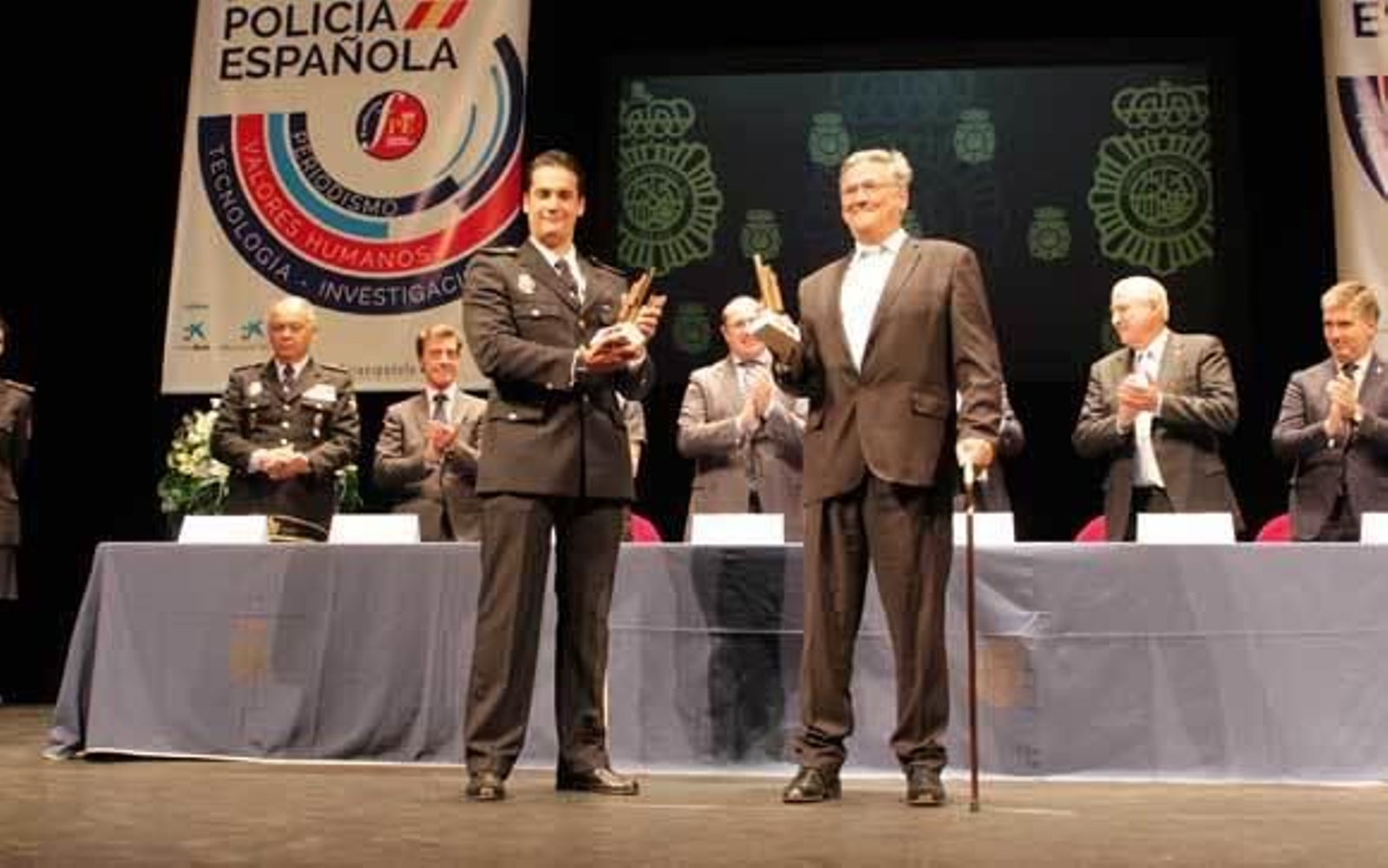 El agente Adrián Domínguez y Manuel Moure, tras recibir sus trofeos en el Teatro Romea de Murcia. /Cuerpo Nacional de Policía