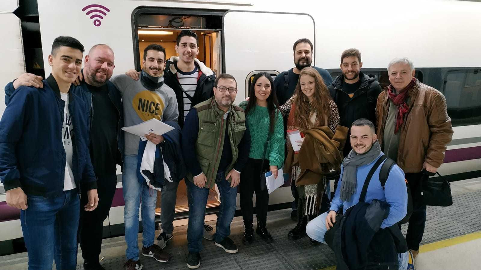 Los participante ante el tren que les trajo a Cádiz este viernes.