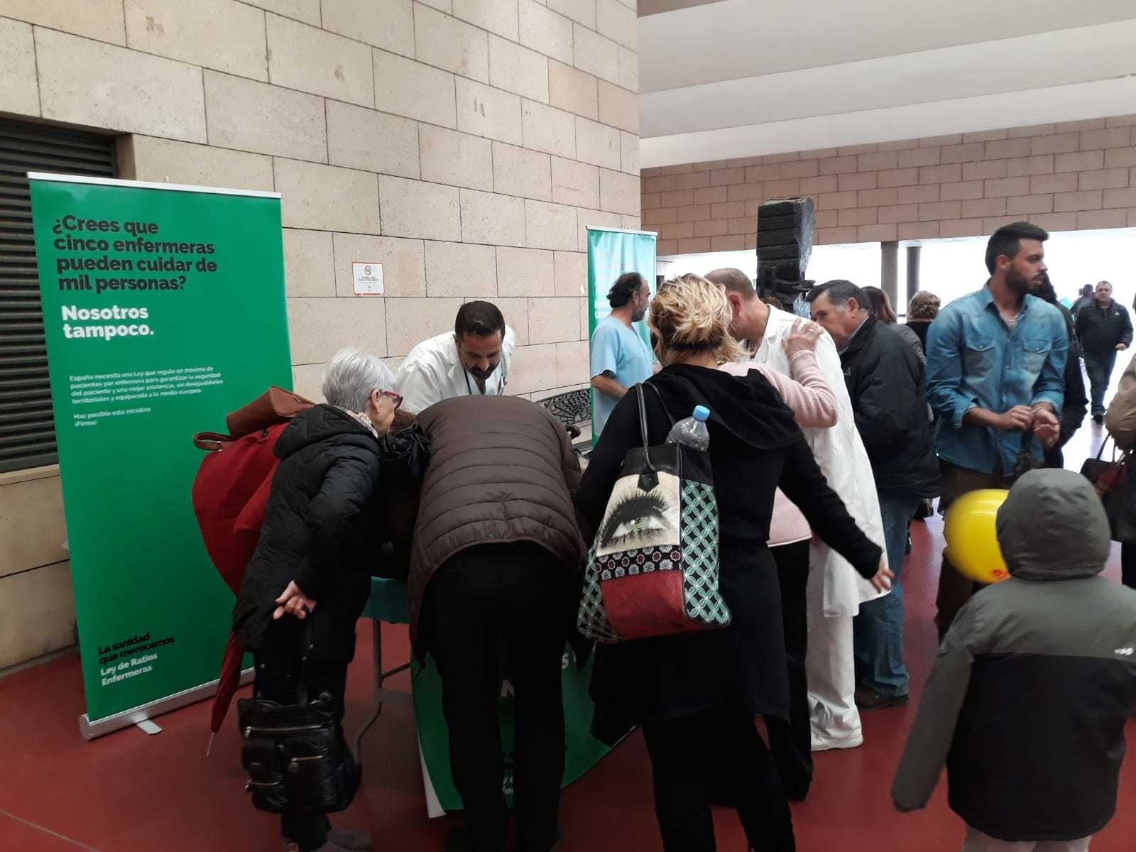 Recogida de firmas en el Hospital Reina Sofía.