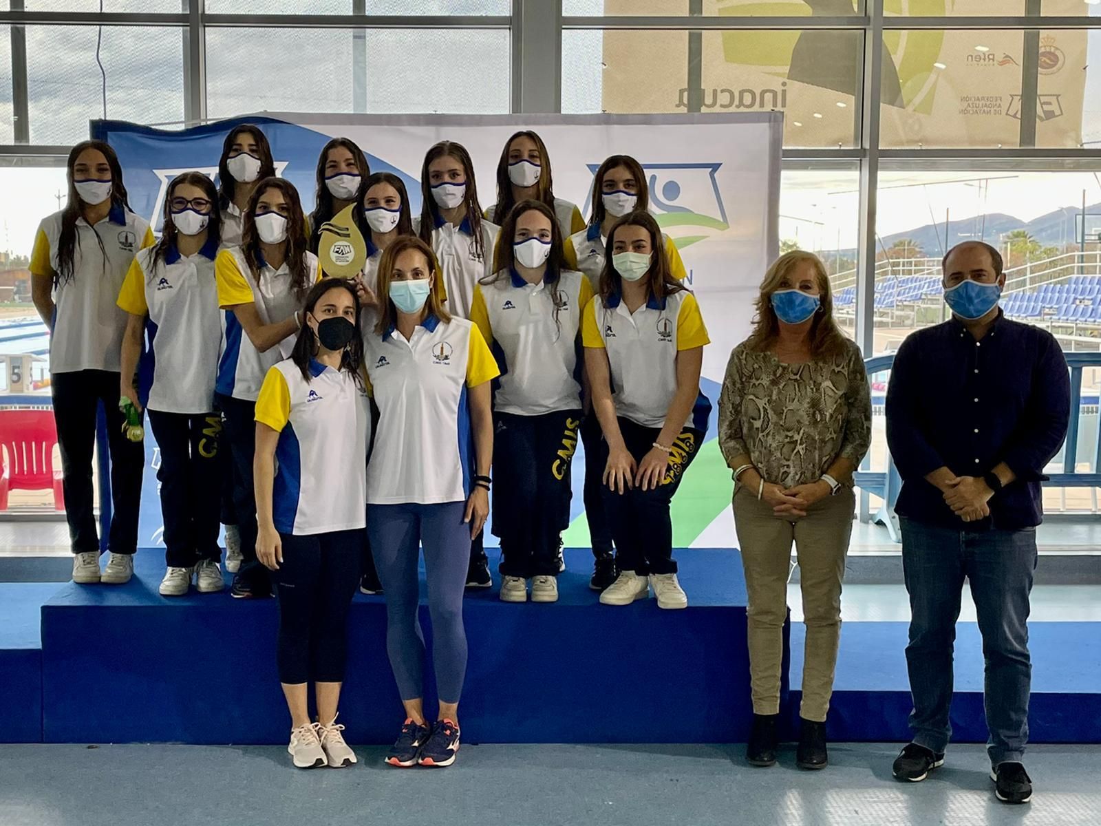 El equipo infantil del Círculo Mercantil, en lo más alto del podio.