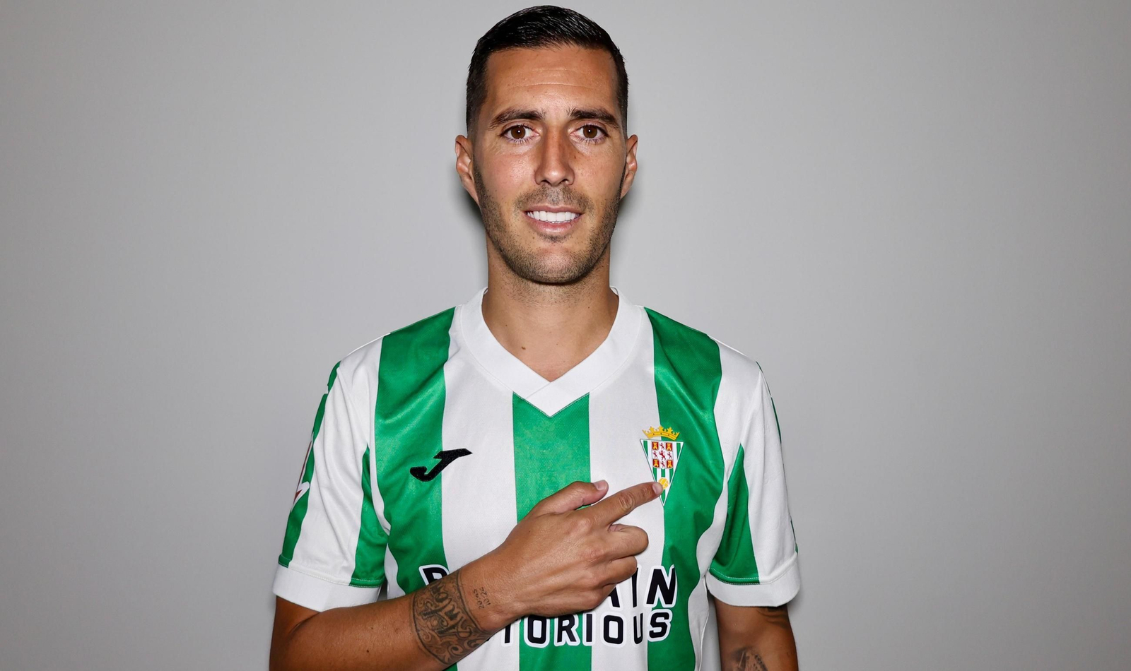 Sergi Guardiola se señala el escudo del Córdoba CF. Sergi Guardiola se señala el escudo del Córdoba CF.