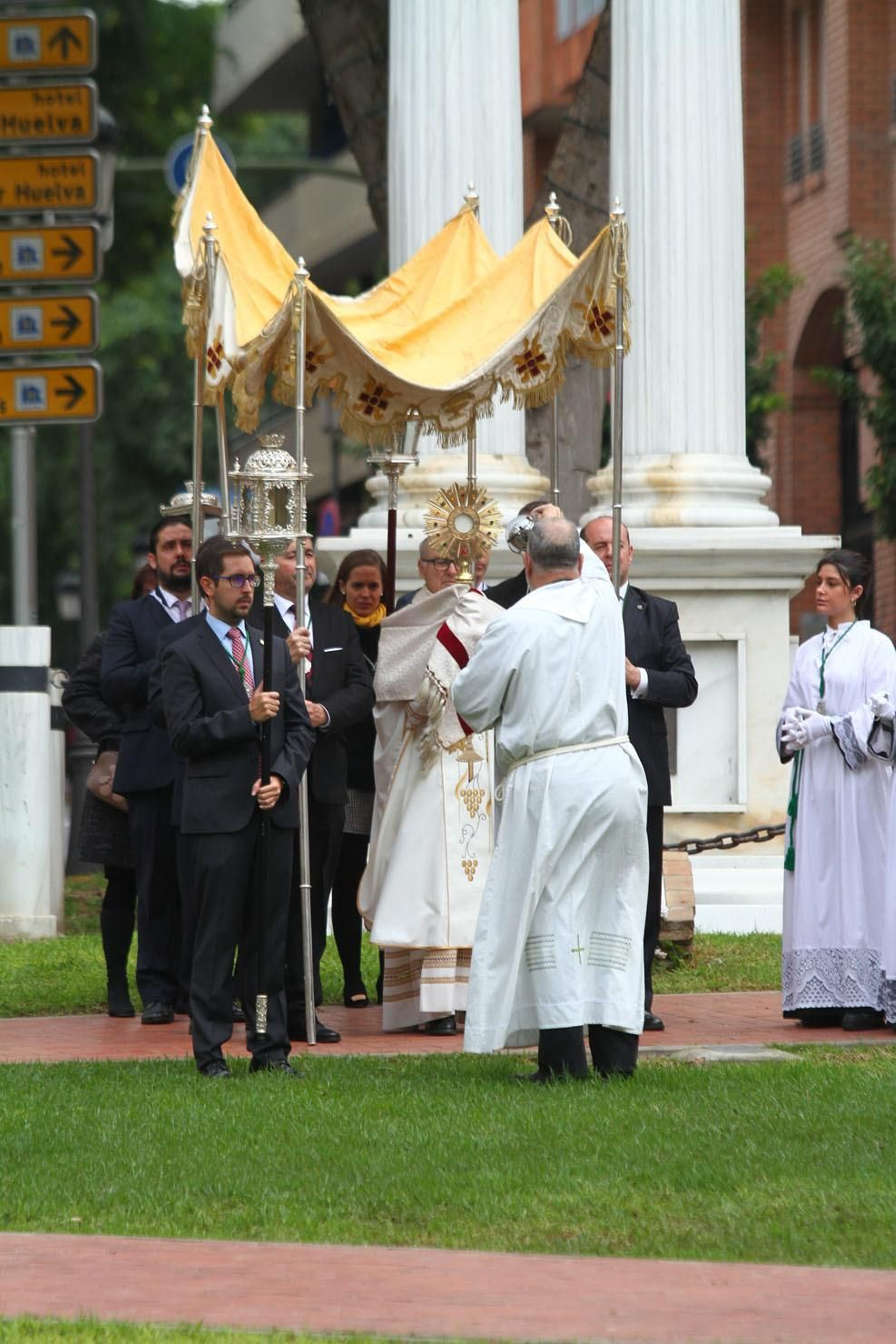 Procesión Solemne  de la Hermandad de La Vera Cruz, con el Santísimo Sacramento.