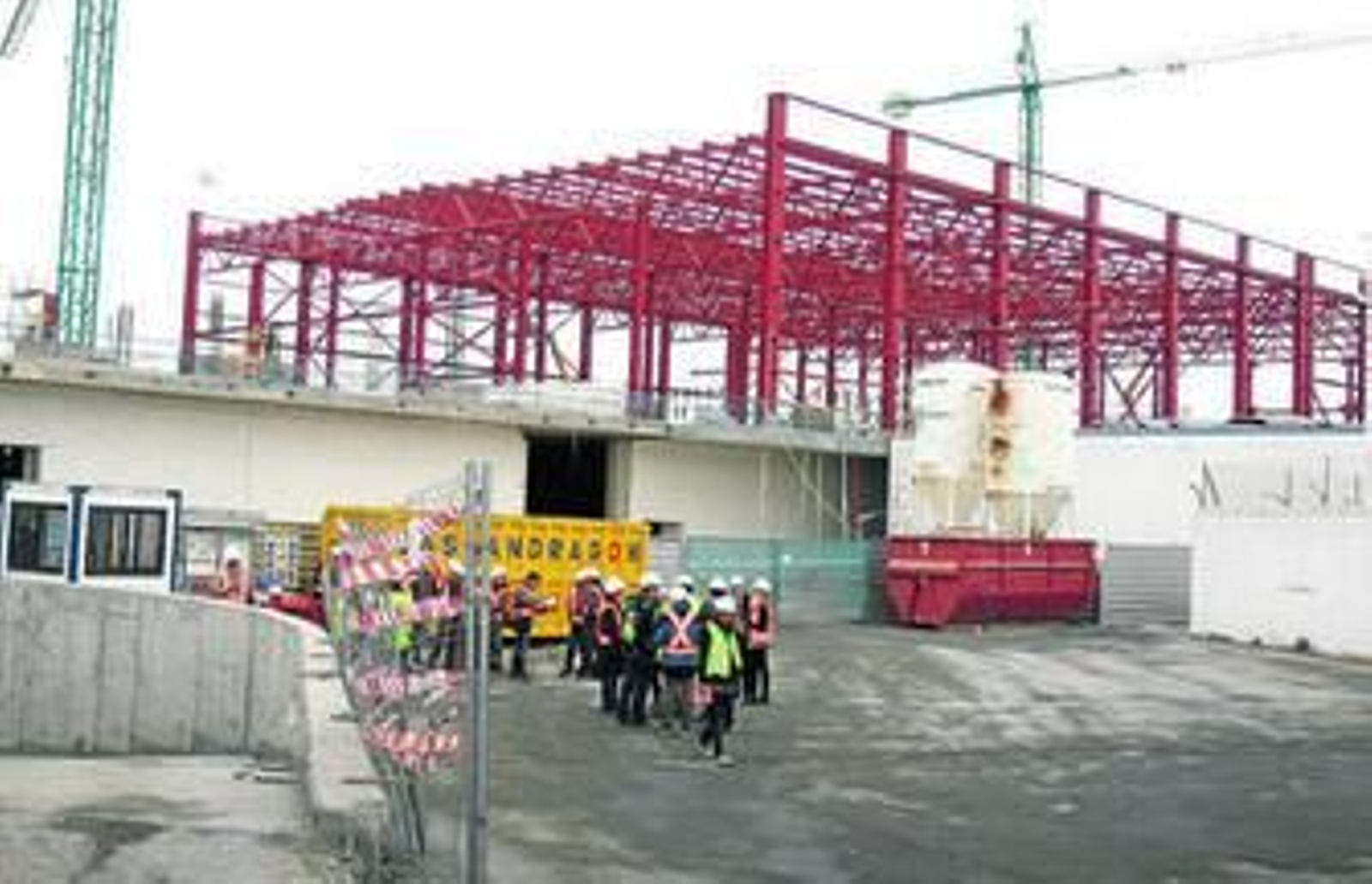 Al fondo se visualiza parte de la estructura de los multicines.