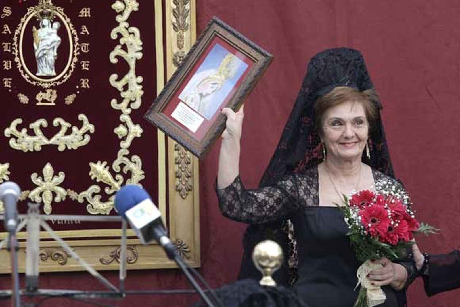 Bedriomo, Ortega y Sanabria acompañan con sus rezos a la presidente de La Levantá, que muestra con emoción todos sus recuerdos cofrades./Erasmo Fenoy

Foto: Erasmo Fenoy