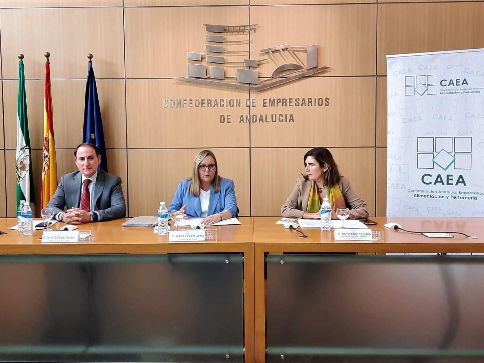 Javier González de Lara, Virginia González Lucena y Rocío Blanco, en la sede de la CEA. Javier González de Lara, Virginia González Lucena y Rocío Blanco, en la sede de la CEA.