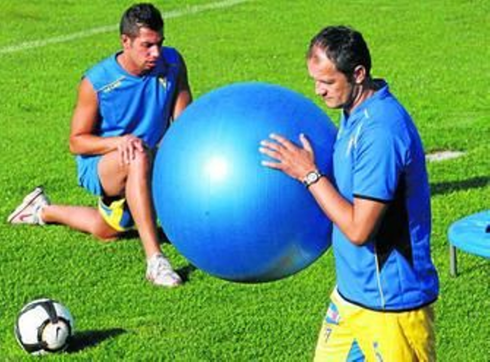 Hristo Vidakovic pasa por delante de Carlos Caballero con una pelota gigante.