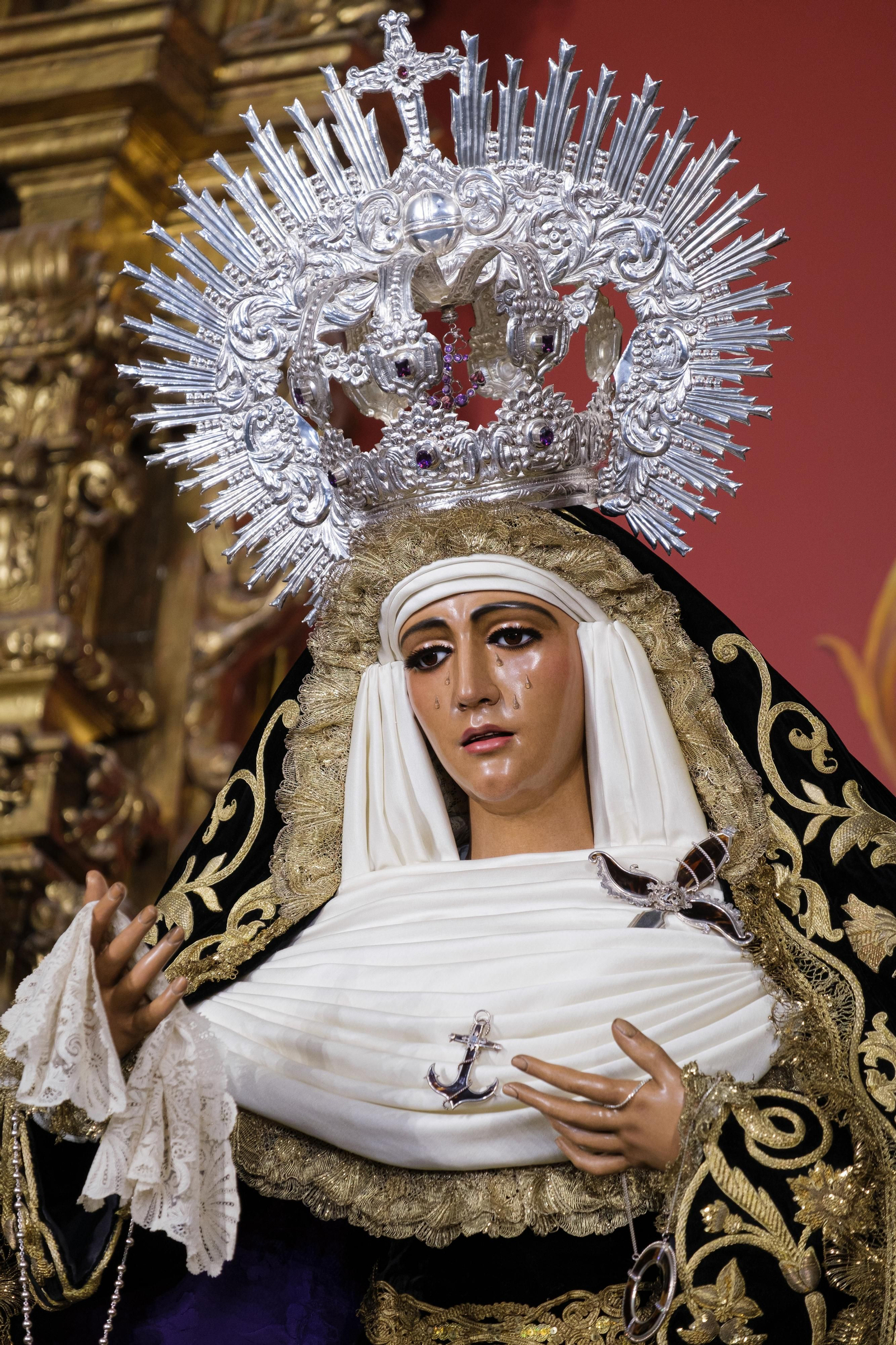 La Esperanza de Triana se viste de luto por los fieles difuntos