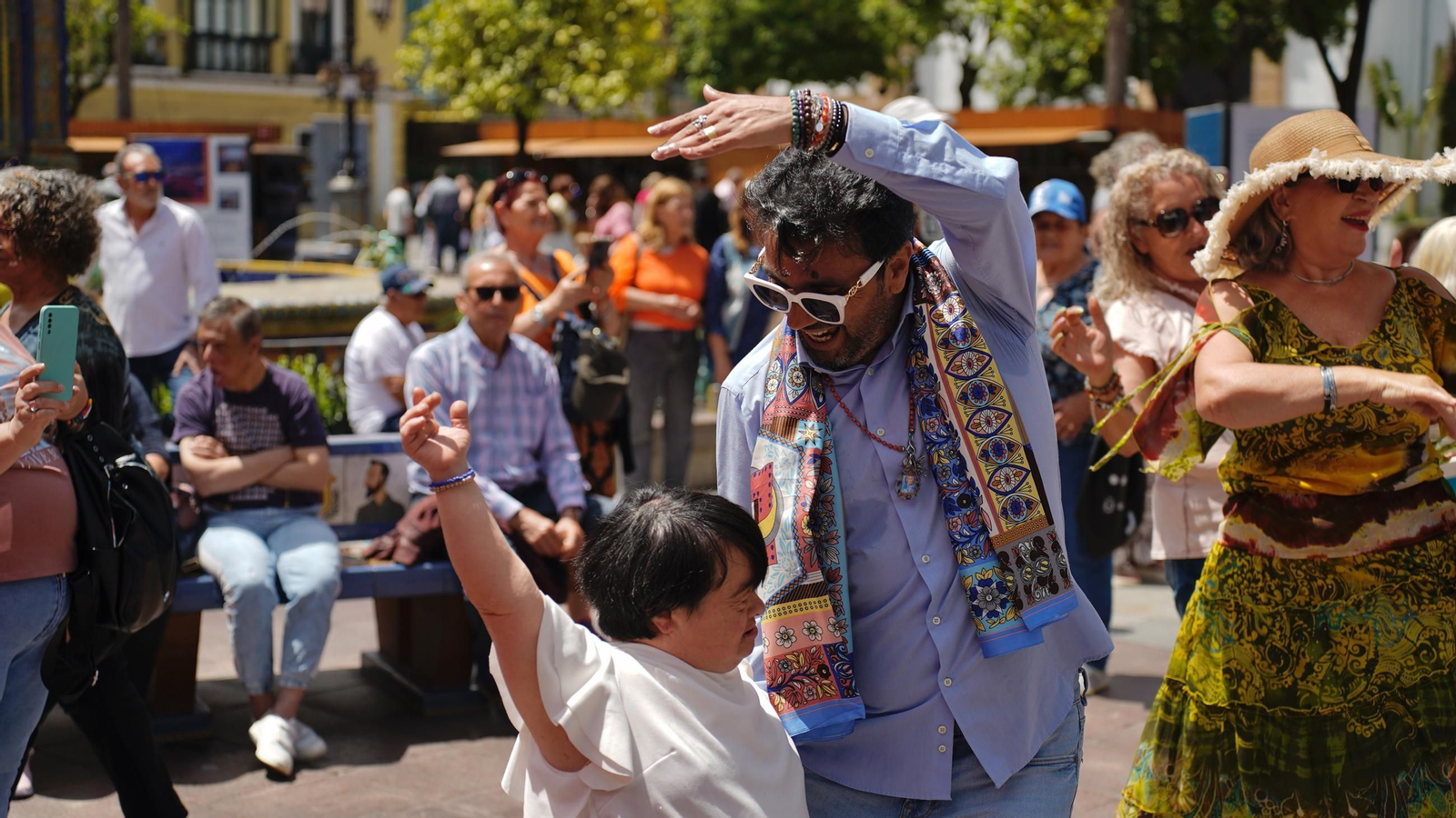 Muchas personas se reunen en la Plaza Alta, bailando y comiendo paella junto a la Feria de los Parques Naturales de Cádiz