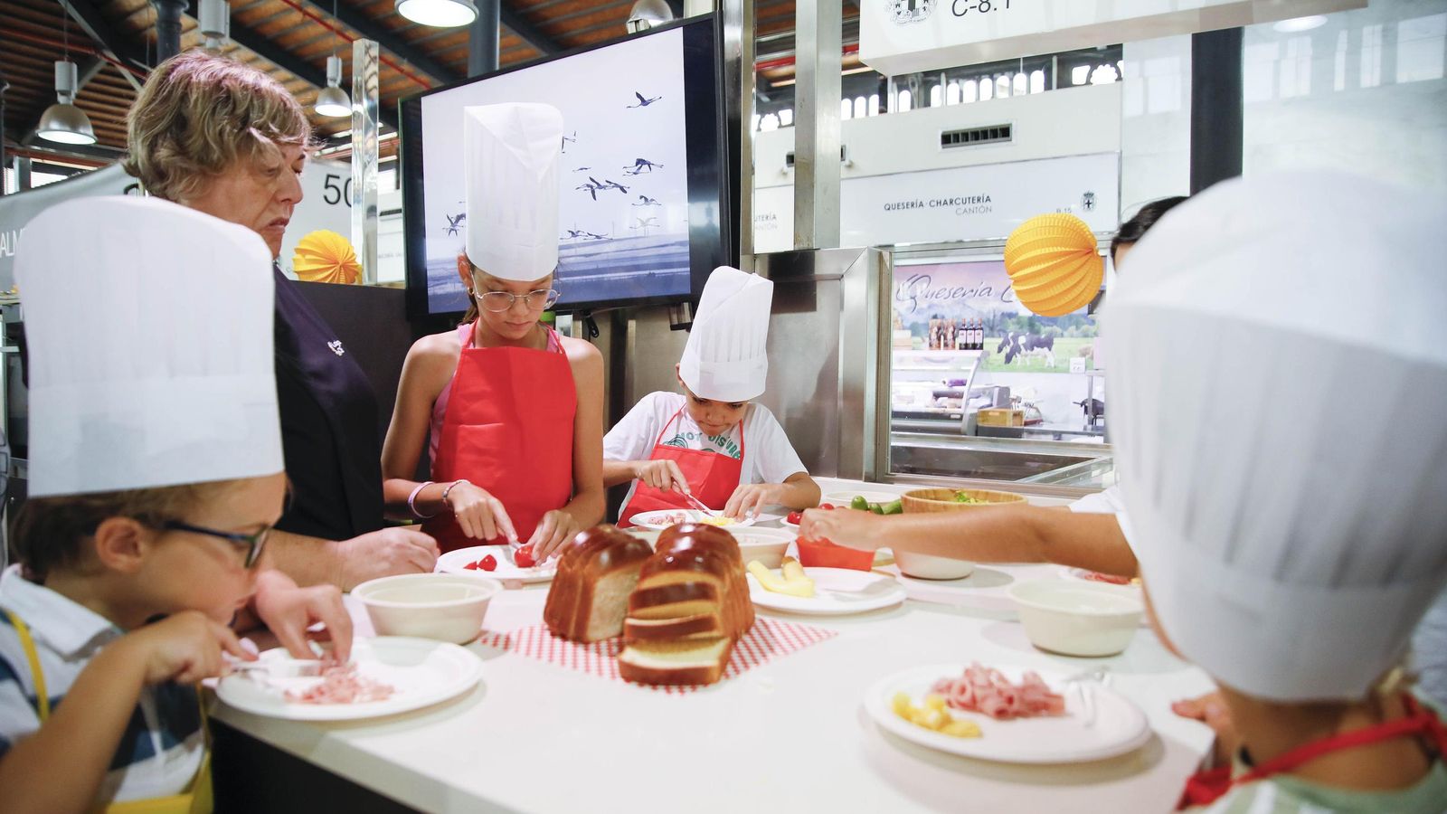 Las imágenes del taller infantil de cocina en el mercado de Almería