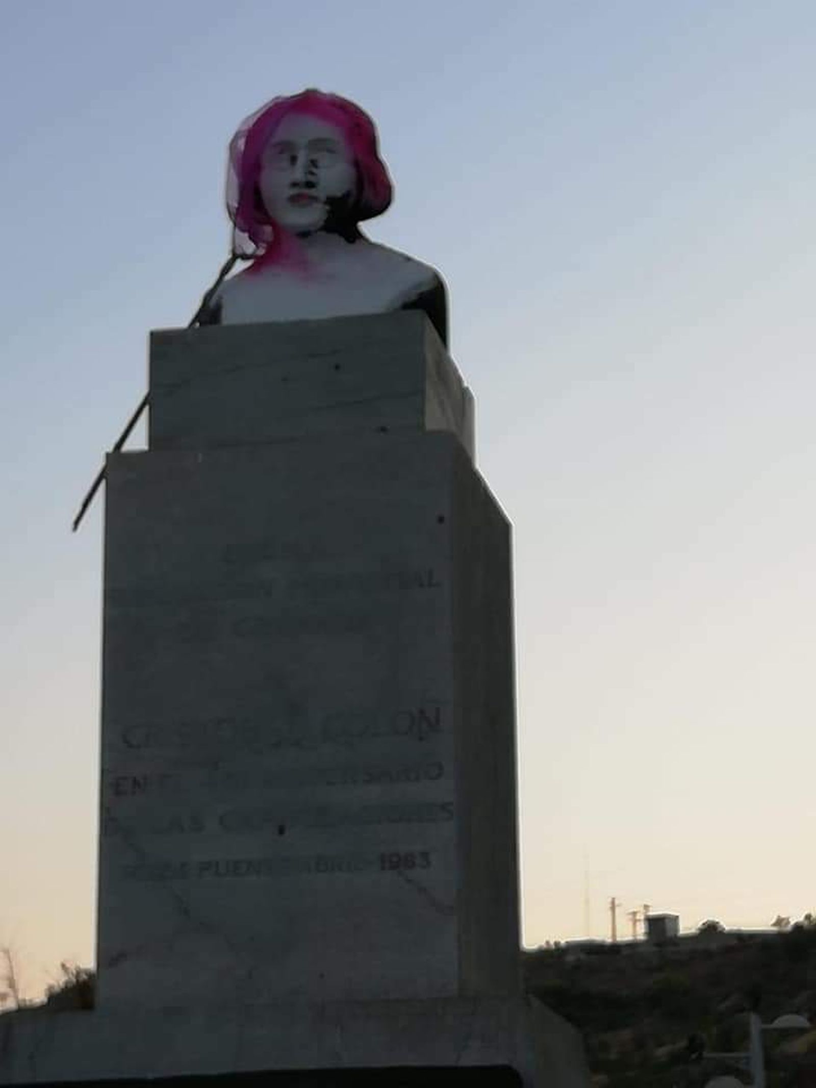 Nuevo acto vandálico en la estatua de Colón.