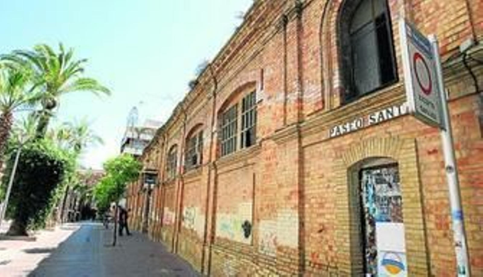 El Cuartel  de Santa Fe, cerrado a cal y canto desde 2006, es una de las asignaturas pendientes del patrimonio onubense