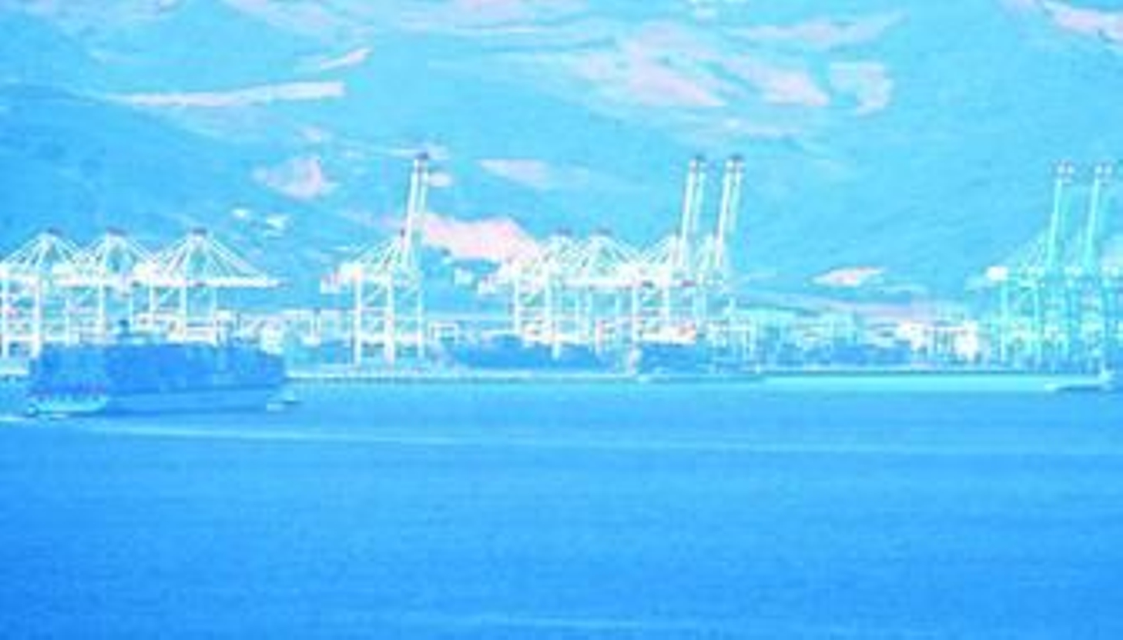 El puerto de Tánger-Med, desde el otro lado del Estrecho, en una imagen de archivo. El puerto de Tánger-Med, desde el otro lado del Estrecho, en una imagen de archivo.