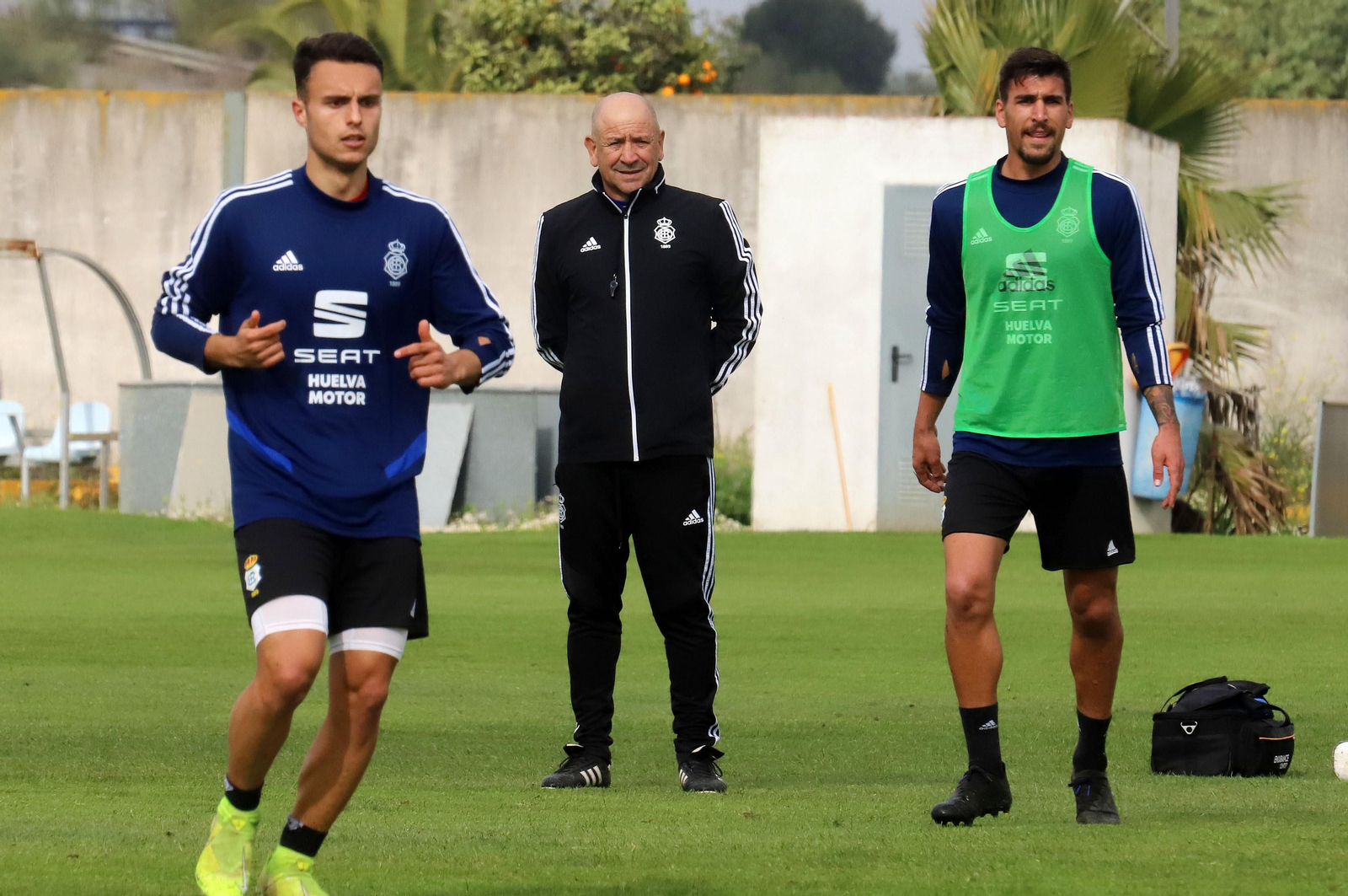 Claudio Barragán -en el centro- observa a su equipo durante un entrenamiento.
