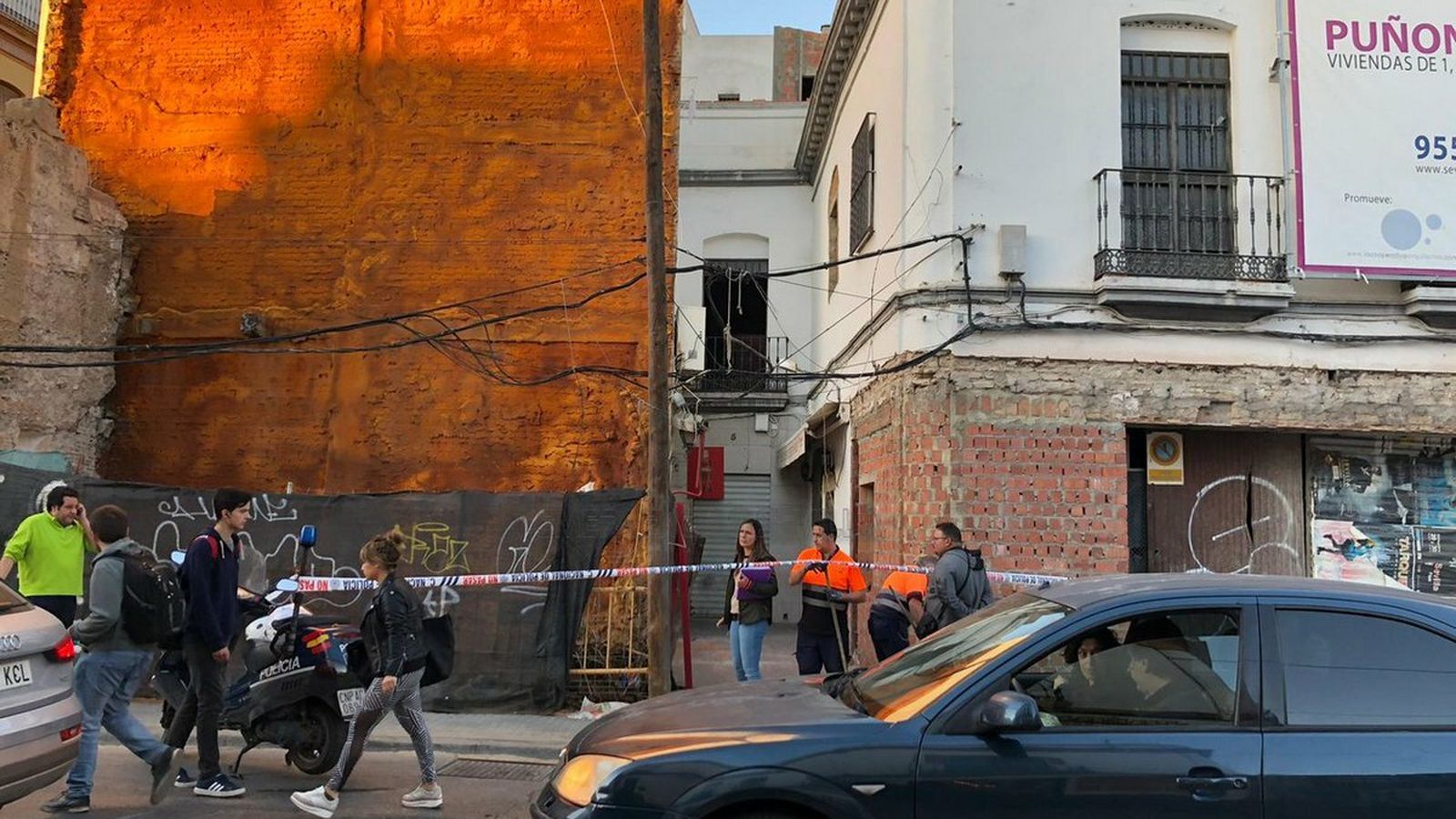El edificio precintado en la Puerta Osario.