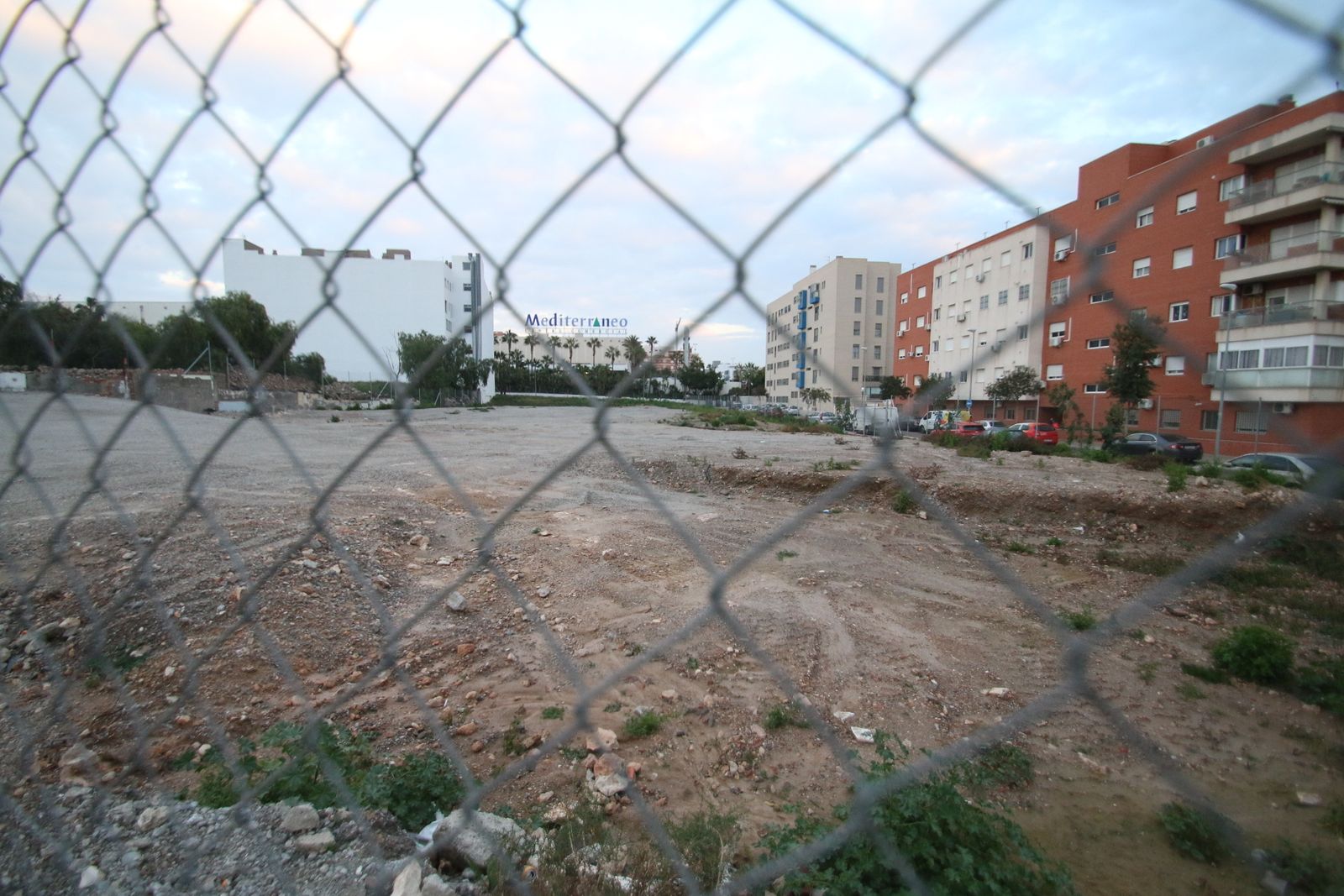 El solar, de más de 10.000 metros cuadrados, se encuentra situado junto al Centro Comercial Mediterráneo