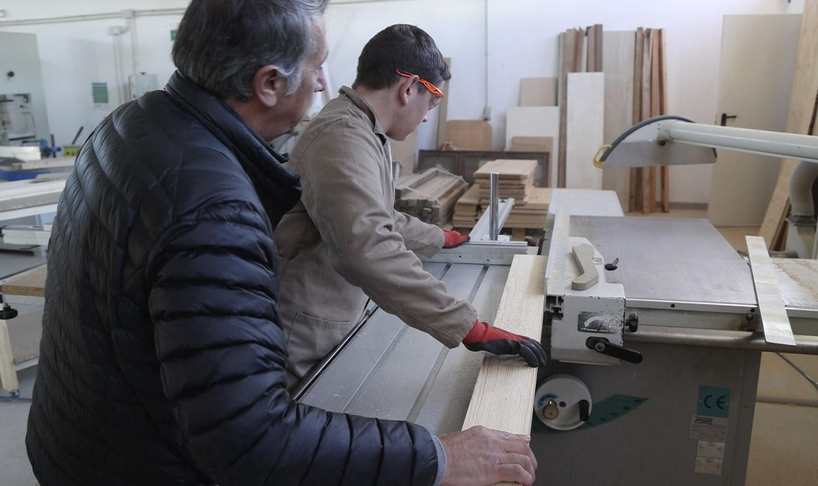 Profesor y alumno en el programa de empleo de Carpintería, que se imparte en el SAFA Écija.