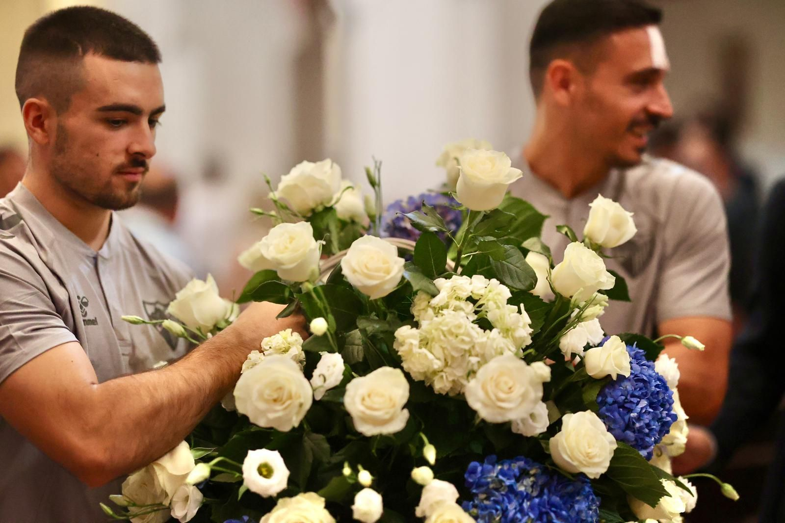 La ofrenda del Málaga CF a la Divina Pastora, en fotos