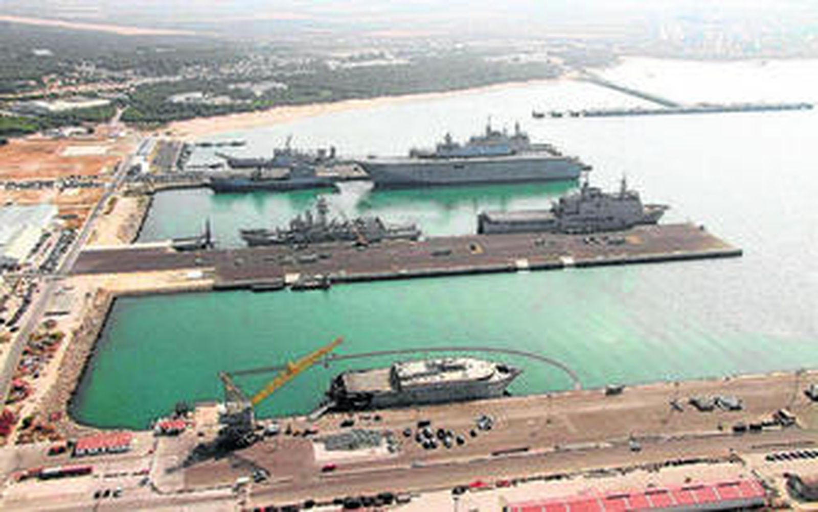 Imagen de los muelles de la Base de Rota, con los buques atracados.