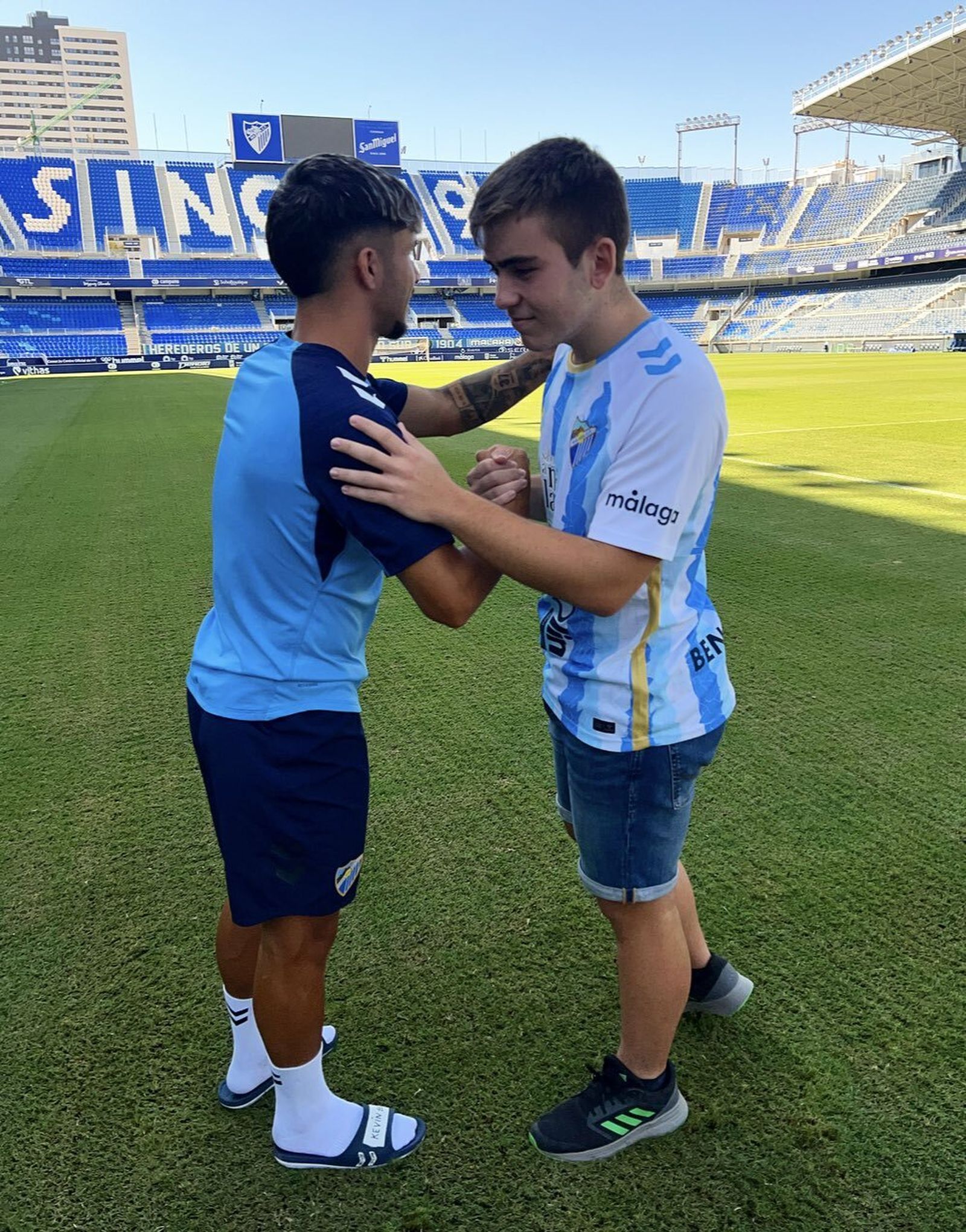 Kevin Medina cumple su promesa y regala su camiseta a su seguidor