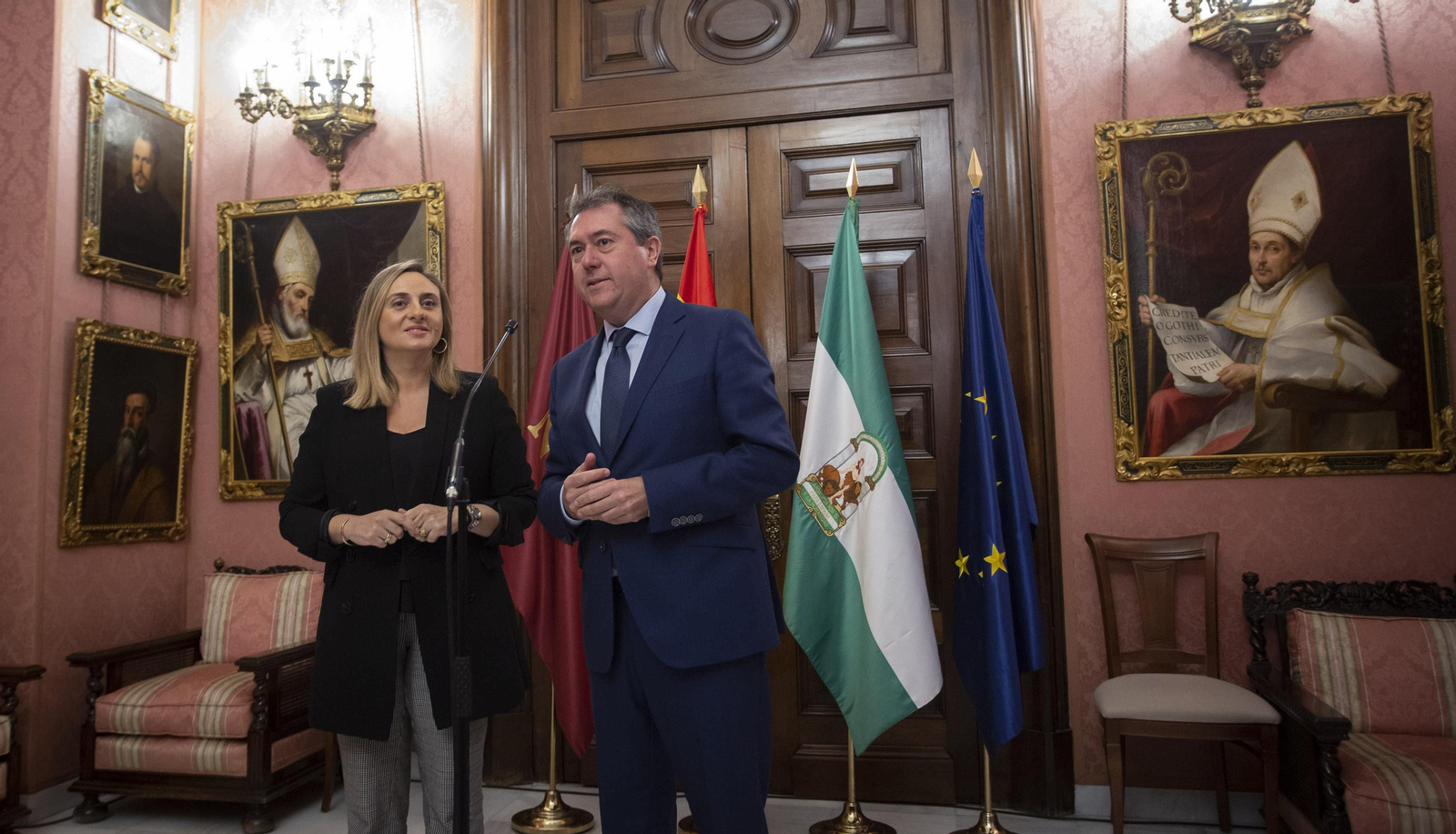 La consejera Marifrán Carazo y el alcalde Juan Espadas.