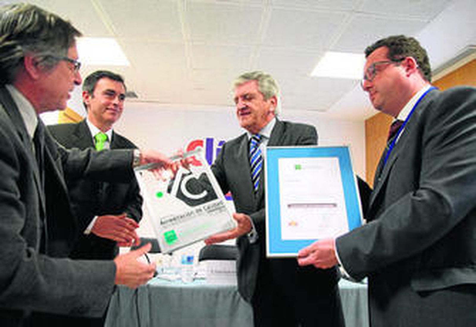 Momento de la entrega del certificado de acreditación a los representantes de Clínica Jerez.