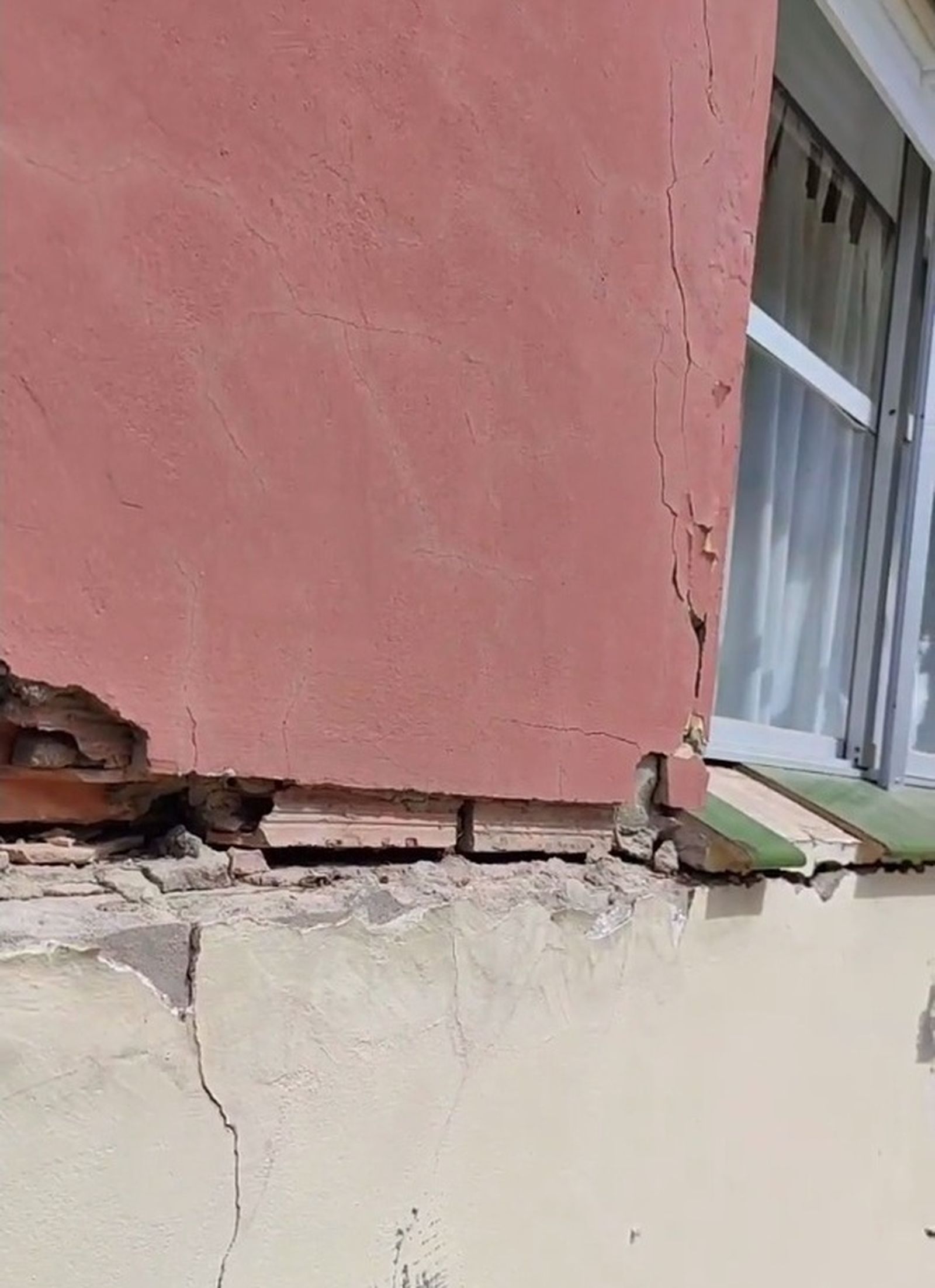 Zona del edificio con evidentes daños estructurales.