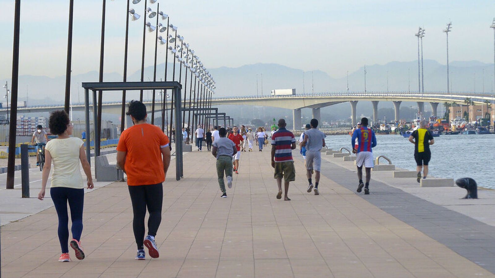 Varias personas hacen deporte en el paseo marítimo de Algeciras.