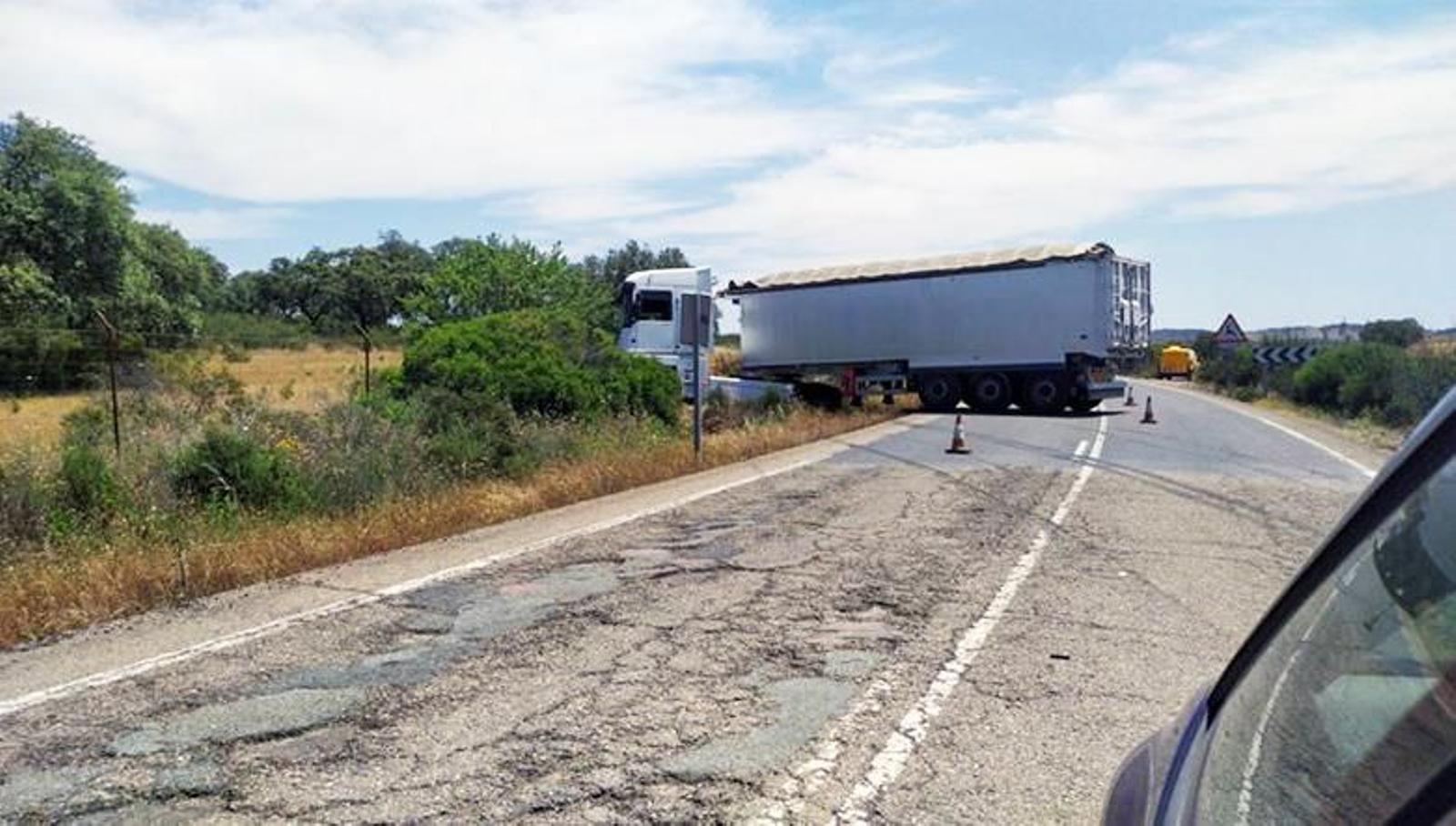 El mal estado del firme provoca la salida de vehículos.