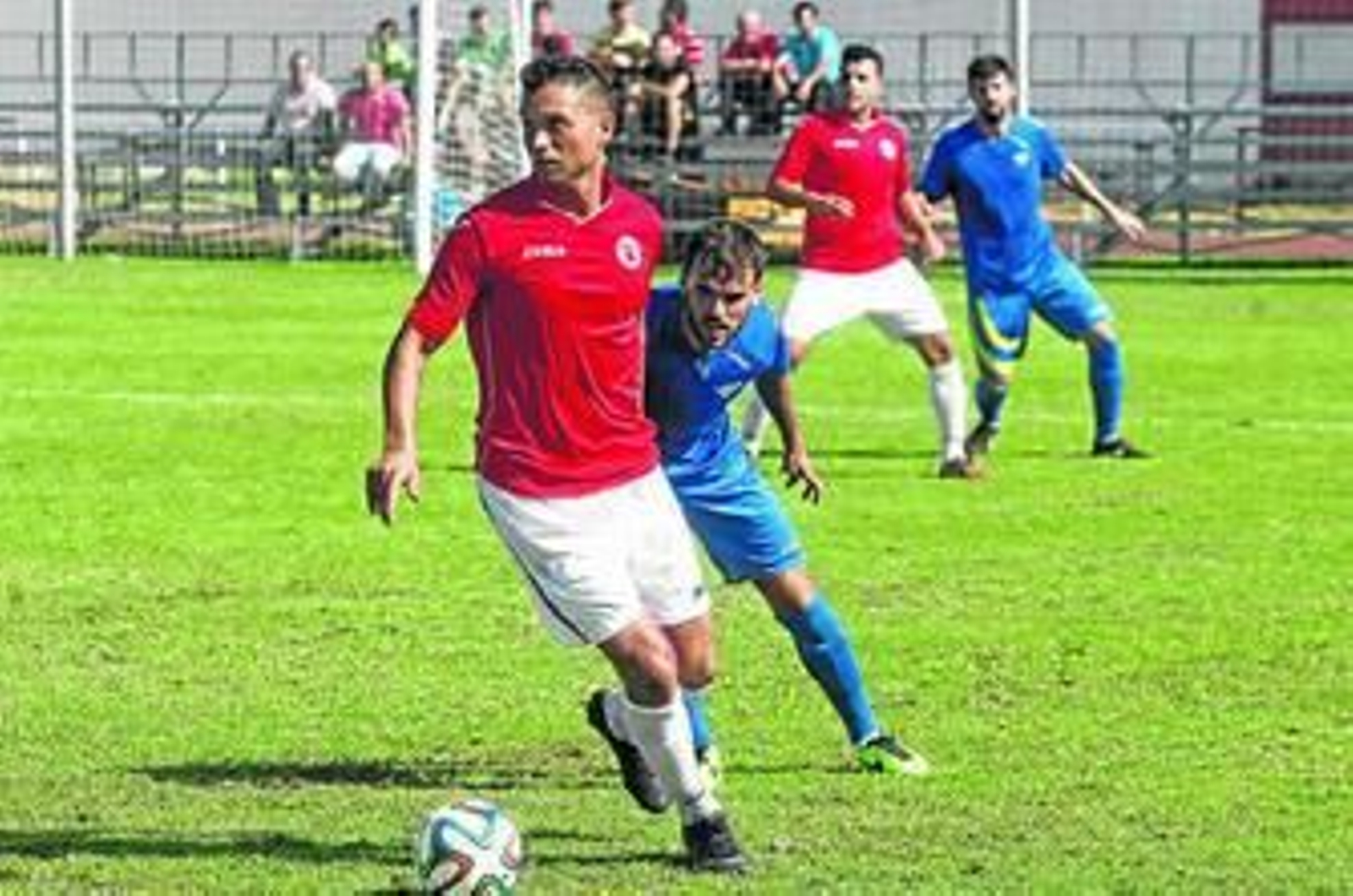 José Luis Reyes protege el balón, ayer en el Manolo Mesa.