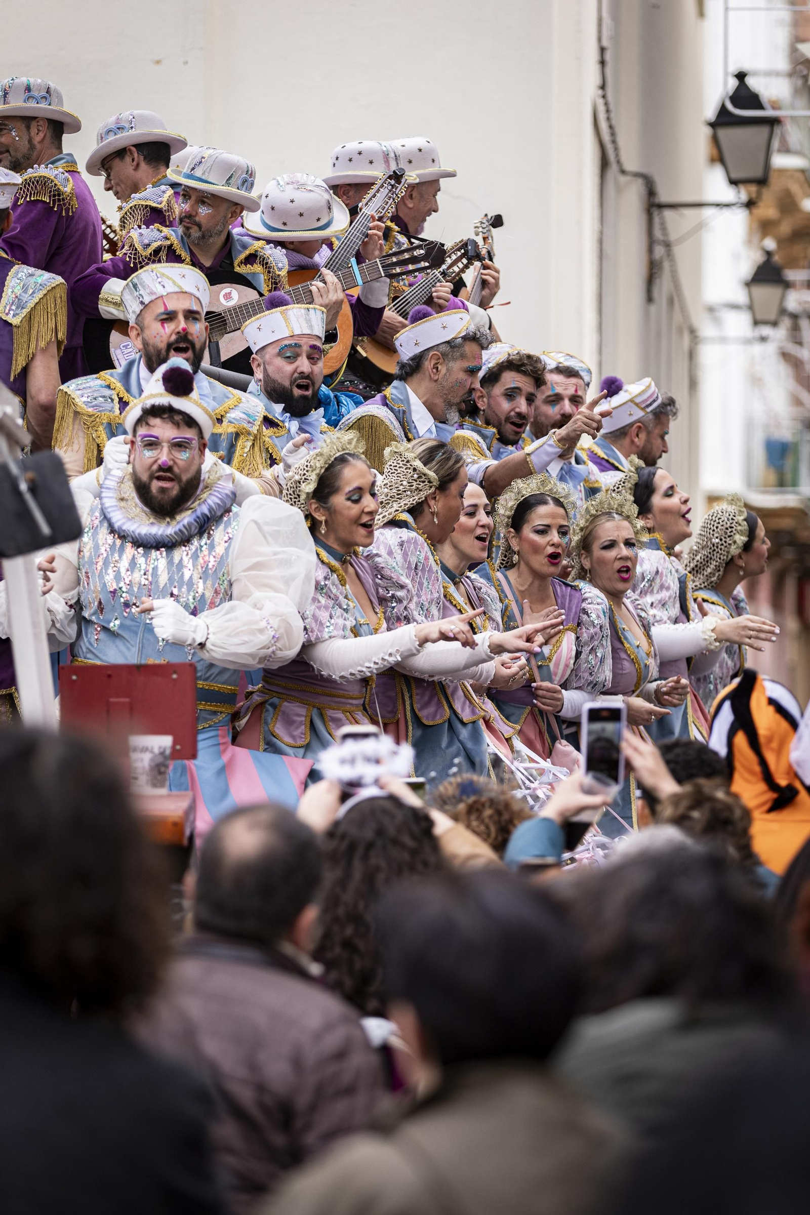 Las imágenes del segundo sábado de Carnaval de Cádiz 2025: Carrusel de coros bajo la lluvia