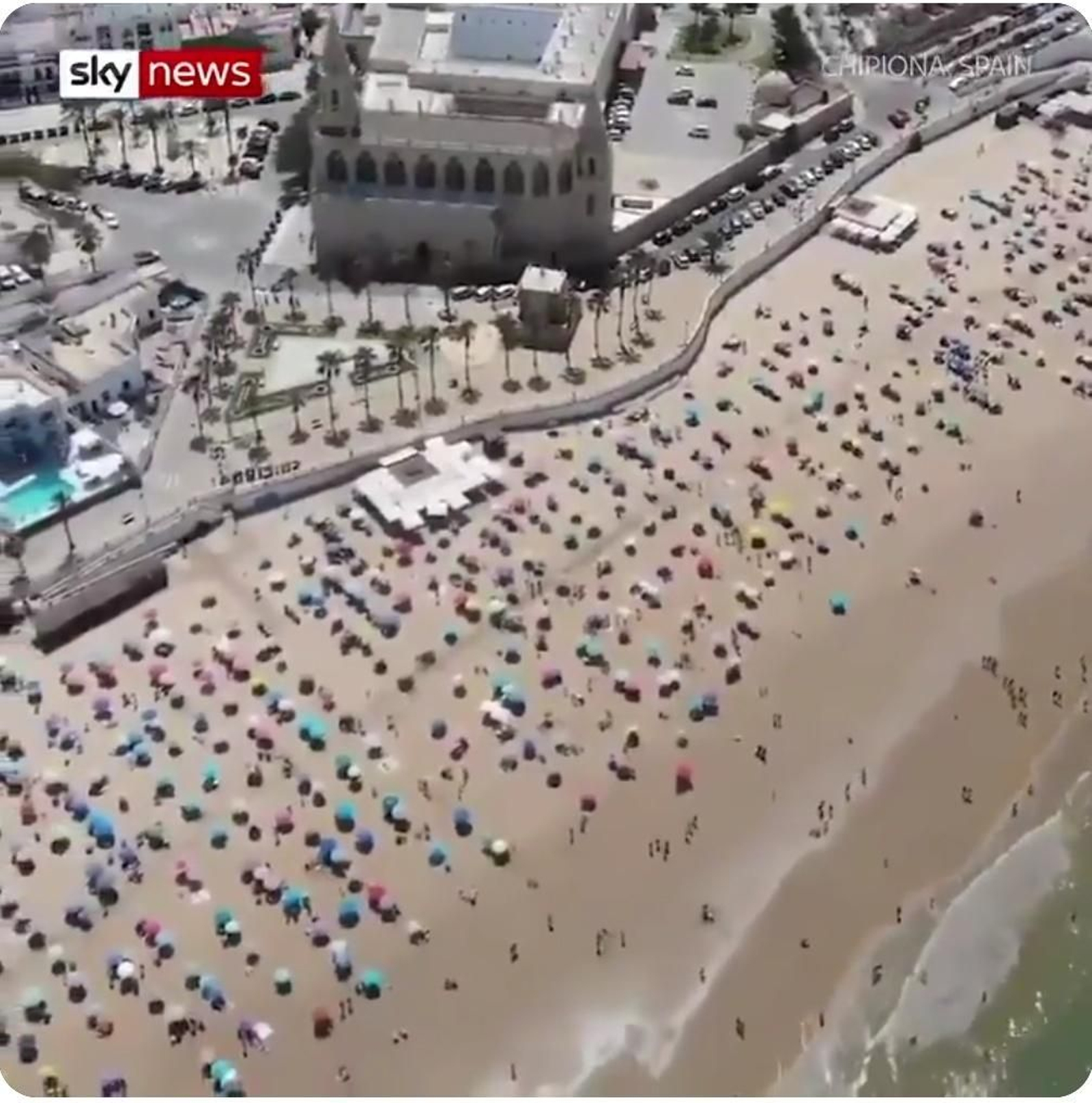 Imágenes de la playa de Chipiona emitidas por la cadena británica Sky News.