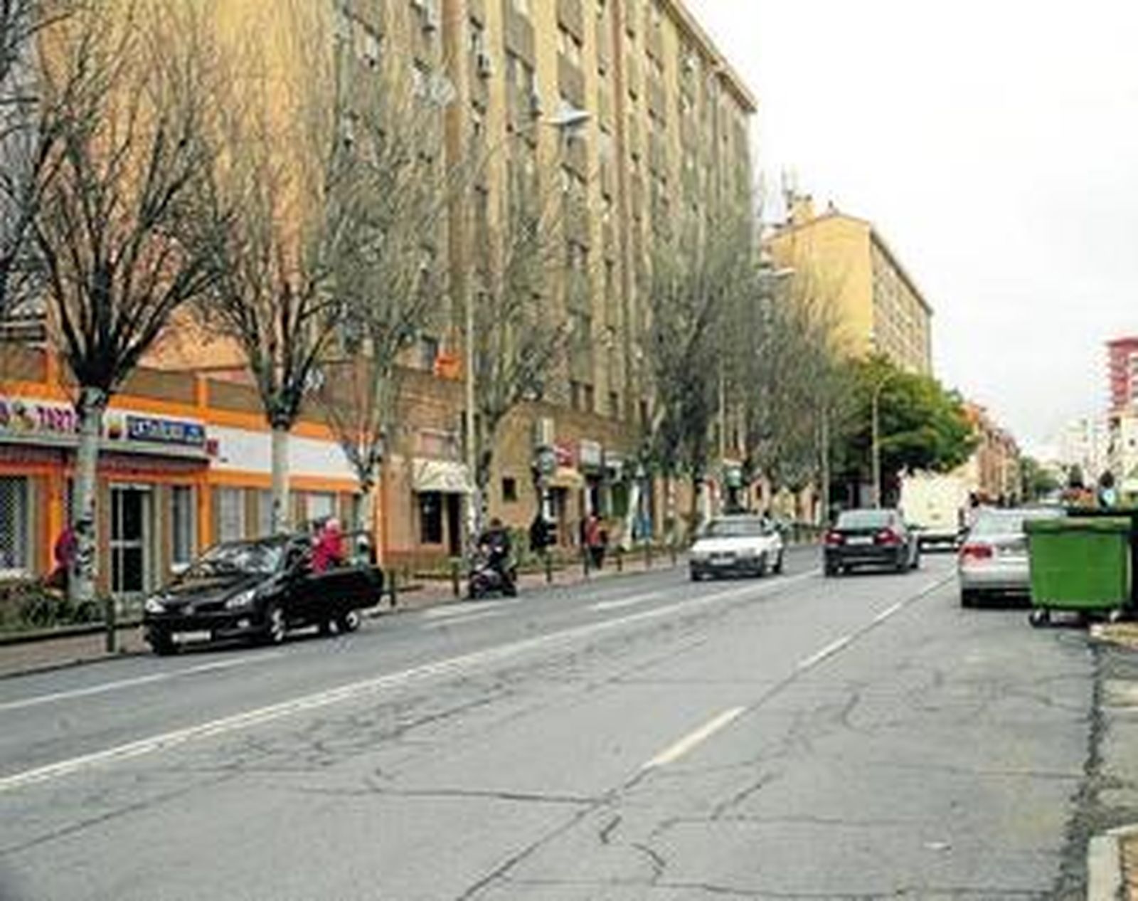 Panorámica de la calle Galaroza, que vertebra el barrio que nace en la Avenida de Federico Molina y expira en la Avenida de Andalucía.