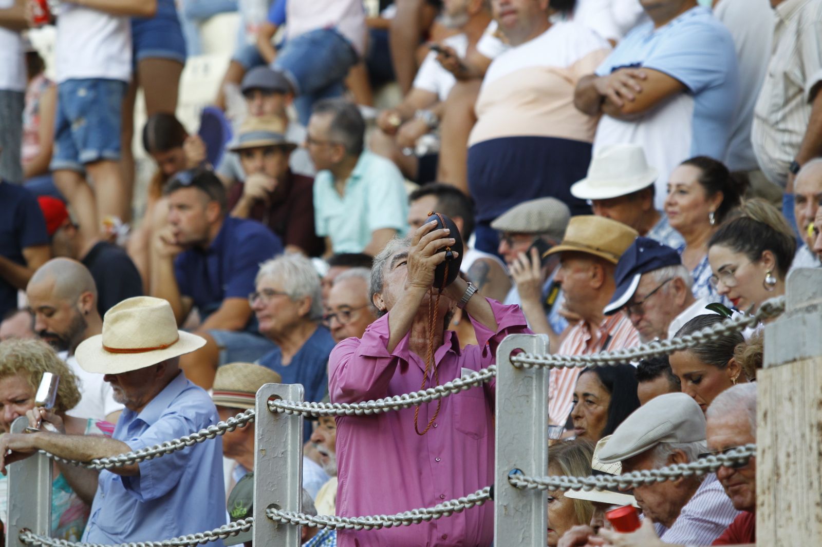 Imágenes del 'ambiente' en la corrida de toros de la Feria de Almería, con los diestros Morante de la Puebla, El Juli y Tomás Rufo