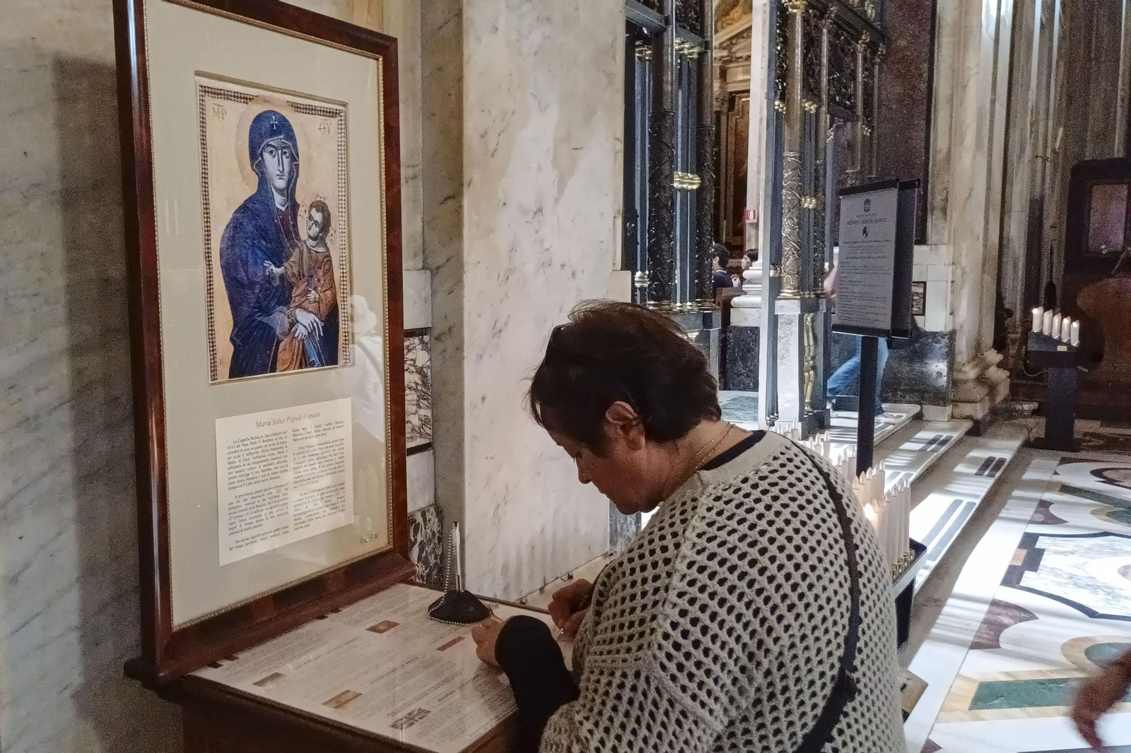 Fotos del ambiente en Roma tras la muerte del papa Francisco