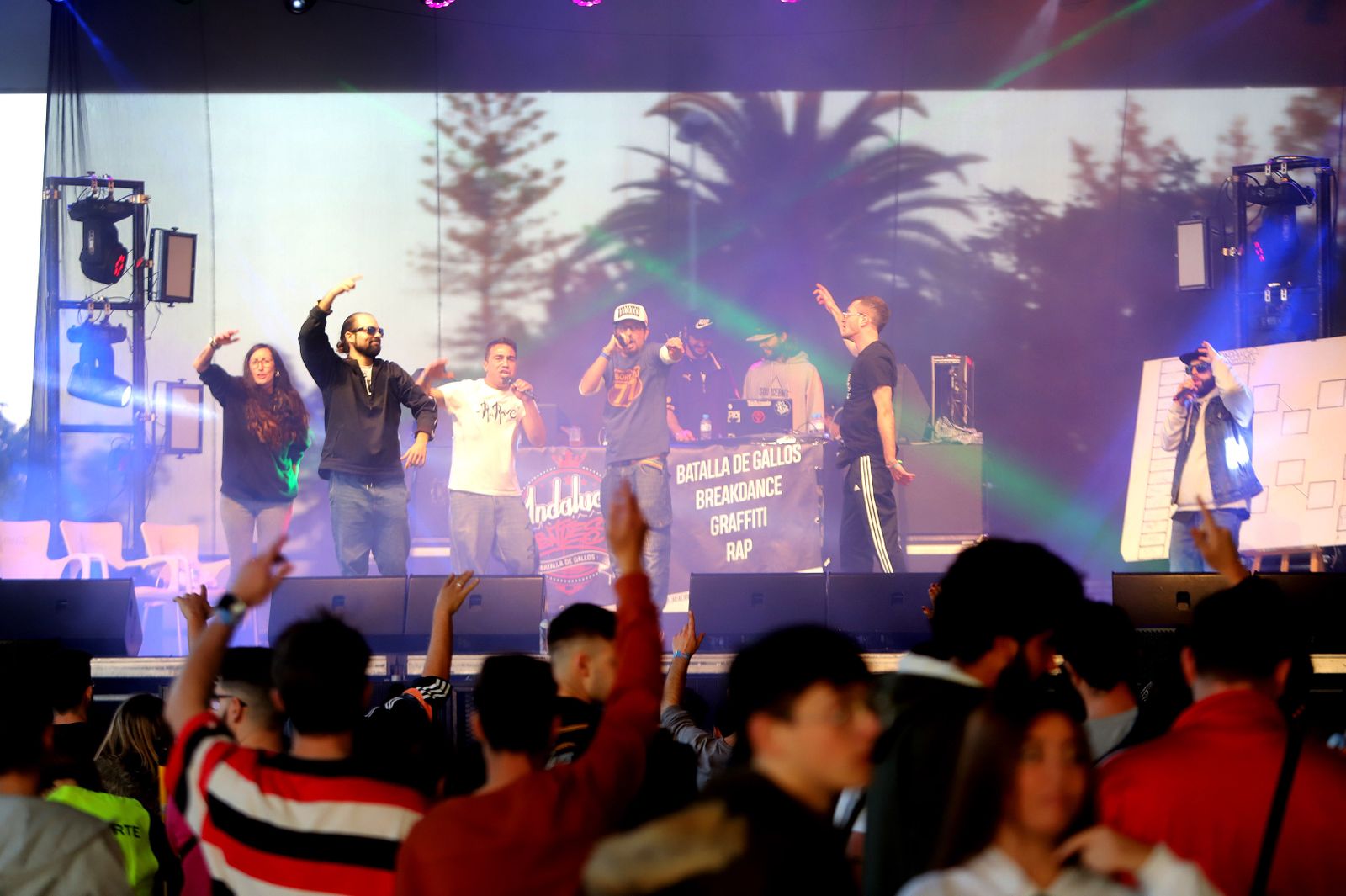 Jóvenes, durante una de las actuaciones  de ‘NaviRap’