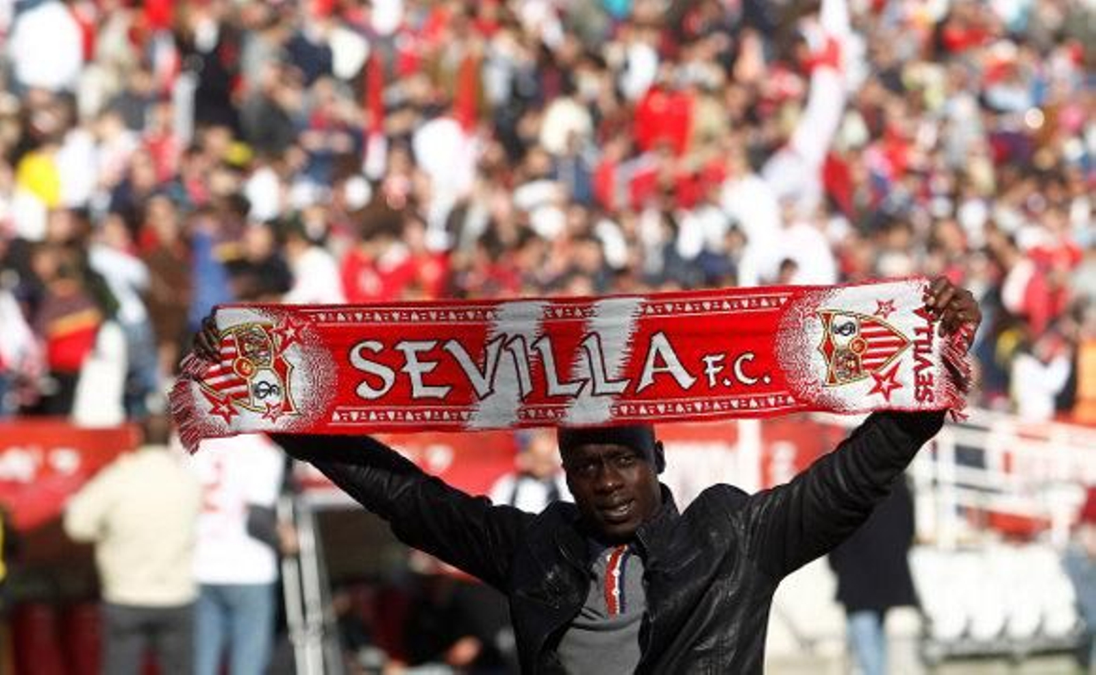 Más de 10.000 sevillistas acuden al entrenamiento pre-derbi