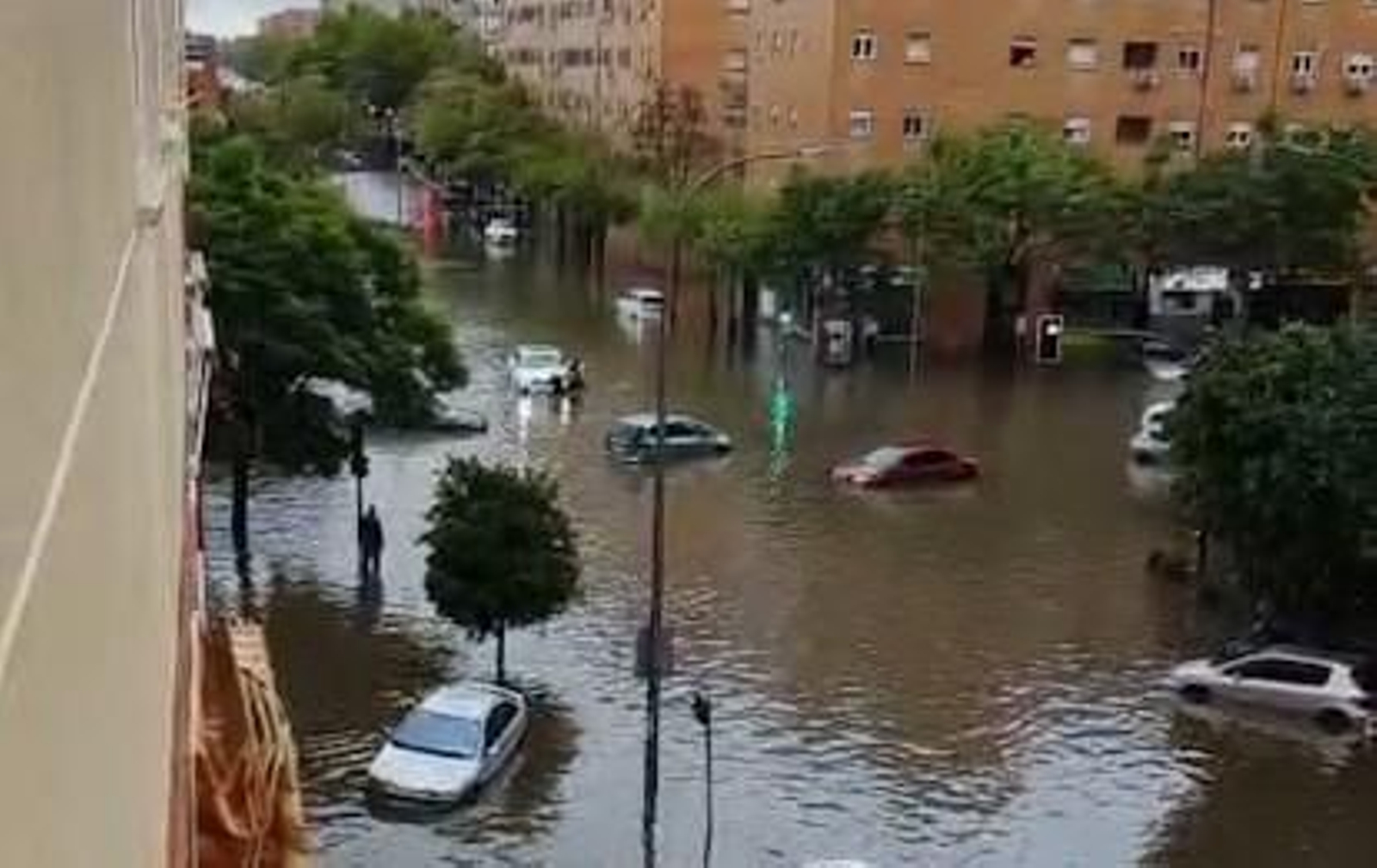 Coches sumergidos tras la tromba de agua en Sevilla