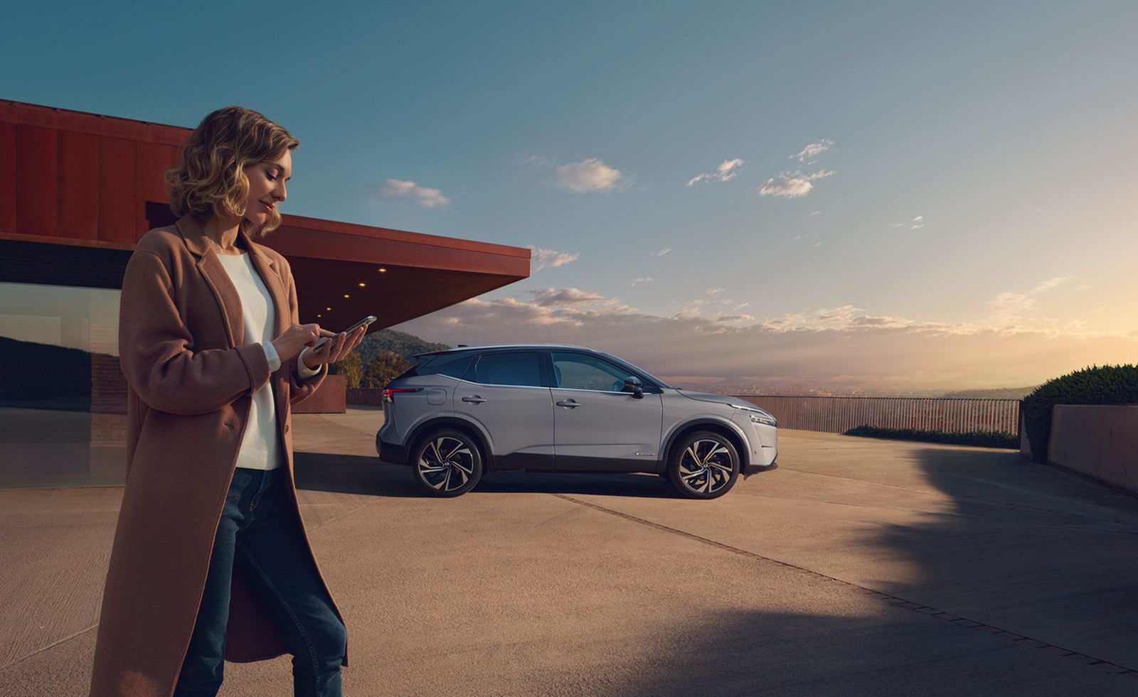 Nissan cierra acuerdos con Vodafone y Línea Directa para proteger sus coches