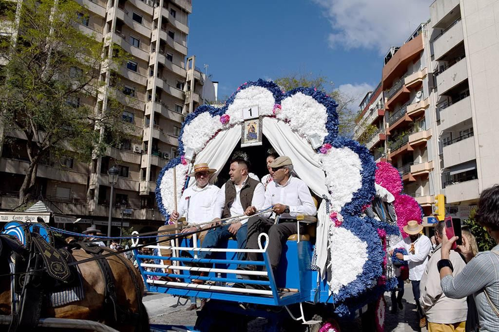 Las mejores imágenes de los peregrinos en la salida de Emigrantes