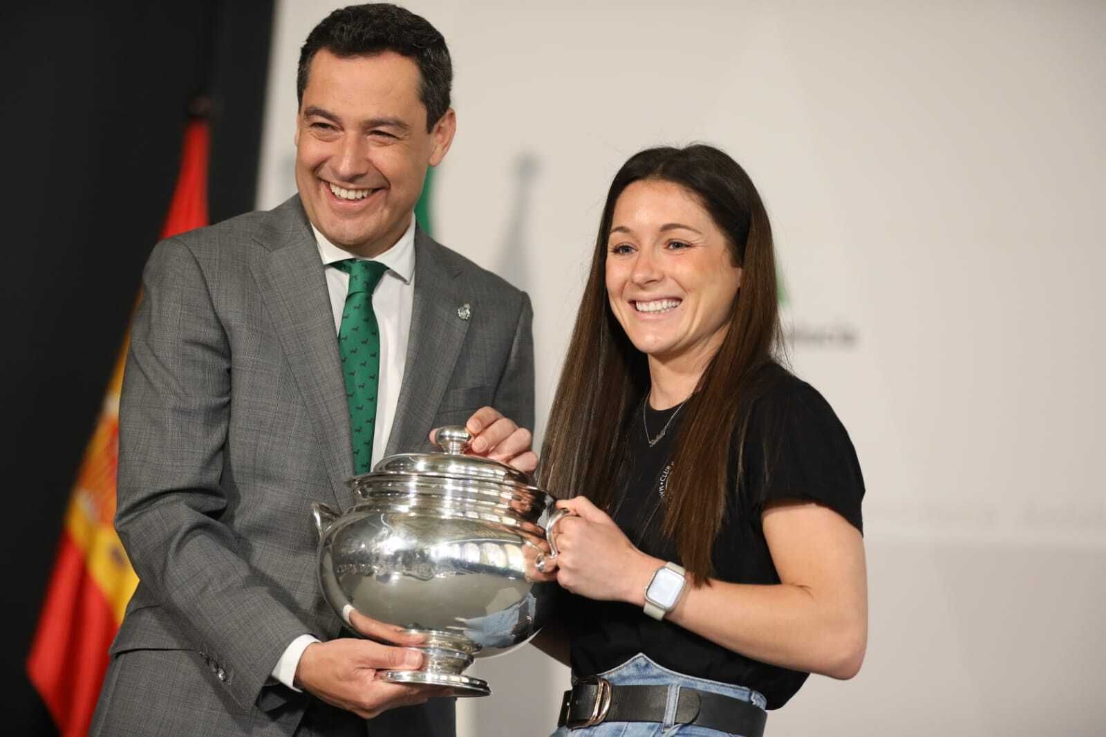 Juanma Moreno recibe en Sevilla al Costa del Sol