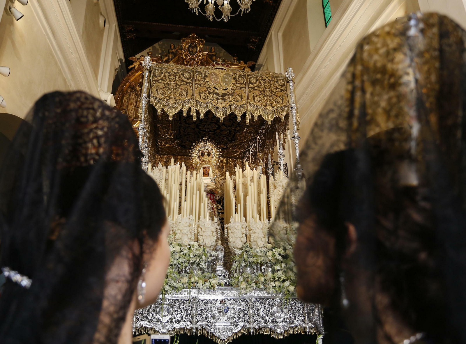 Colas en los templos a la espera de la Madrugá