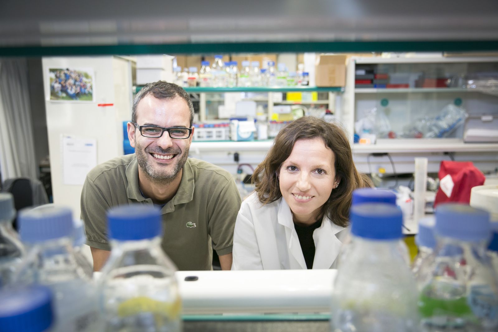 Salvador Aznar Benitah y Gloria Pascual, en el laboratorio de Células madre y cáncer del IRB Barcelona.